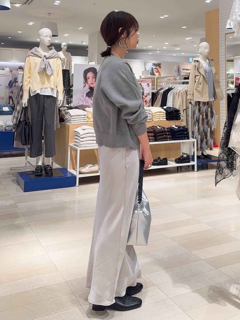 ブラック系のブーツ、グレー系のスカート、グレー系のカーディガン/ボレロを着用したレディースの冬コーディネートの3枚目の写真