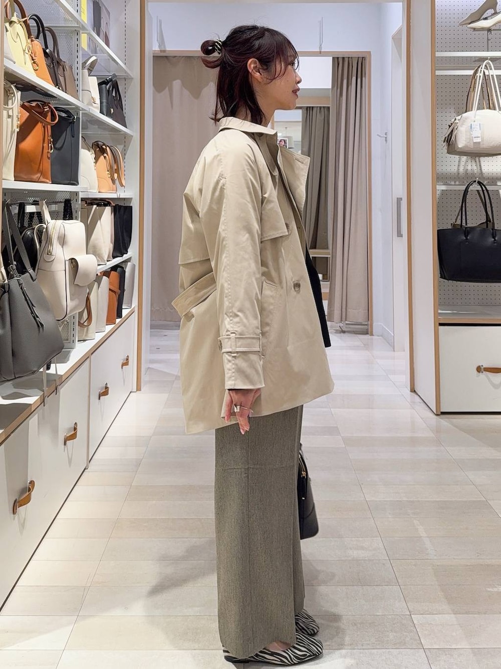 その他のパンプス、ベージュ系のその他パンツ、ベージュ系のトレンチコートを着用したレディースの冬コーディネートの4枚目の写真