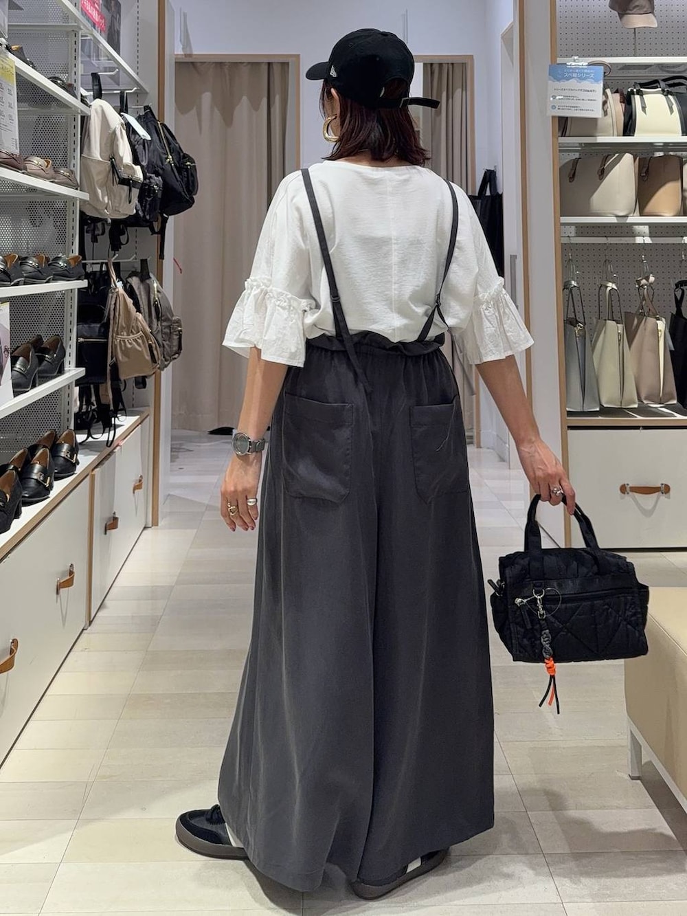 ブラック系のスニーカー、ブルー系のシャツ/ブラウス、グレー系のその他パンツを着用したレディースの秋コーディネートの9枚目の写真