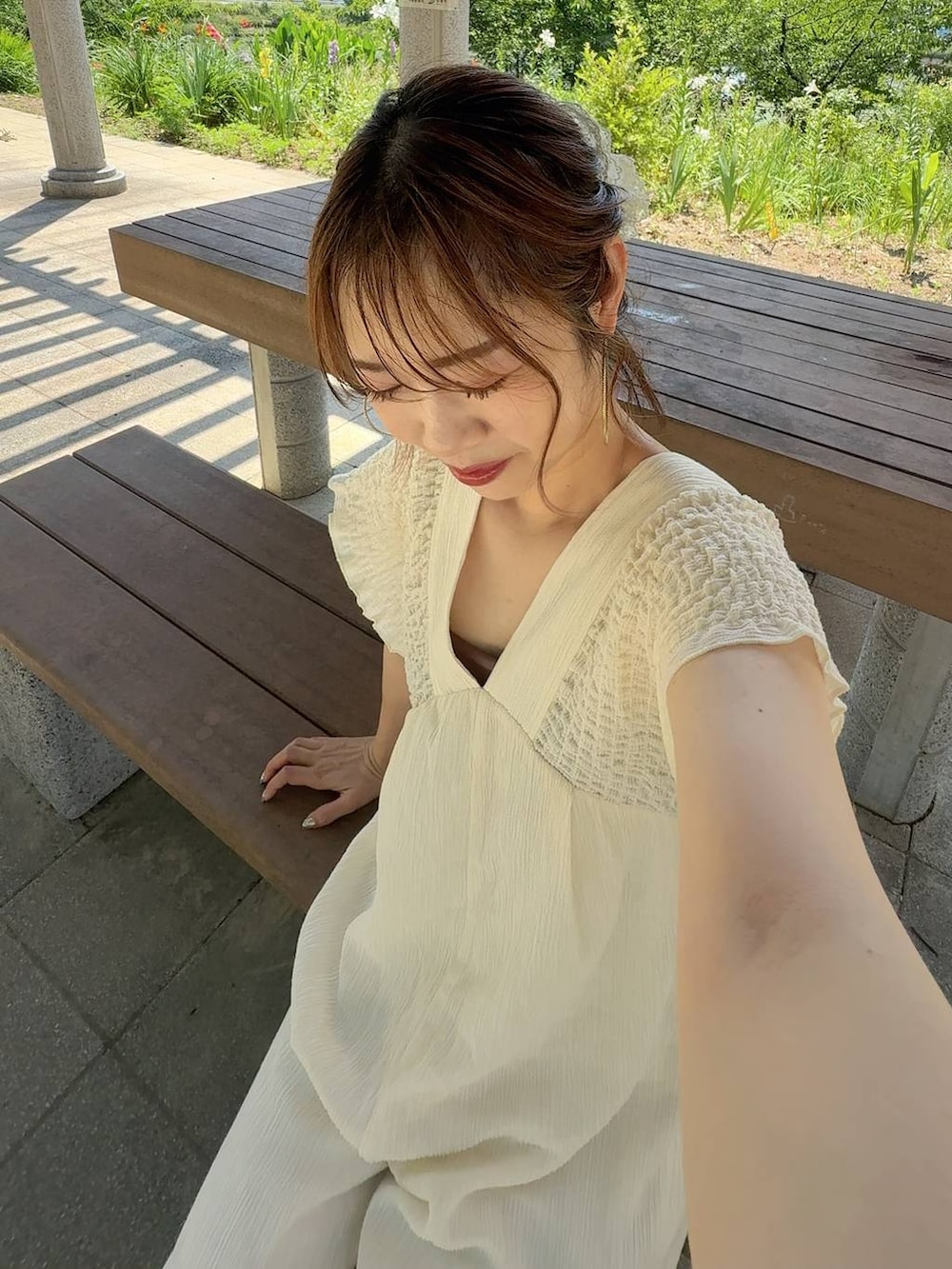 ホワイト系のサロペット/オーバーオール、ブラウン系のキャミソール、ホワイト系のシュシュを着用したレディースの夏コーディネートの2枚目の写真