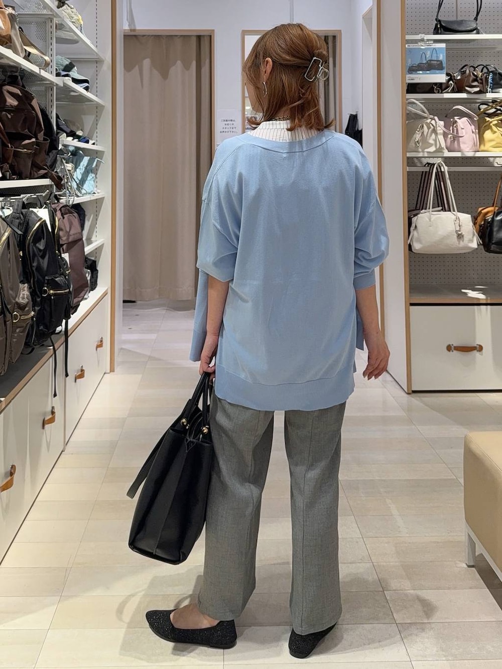 ブラック系のトートバッグ、グレー系のその他パンツ、ホワイト系のシャツ/ブラウスを着用したレディースの春コーディネートの5枚目の写真