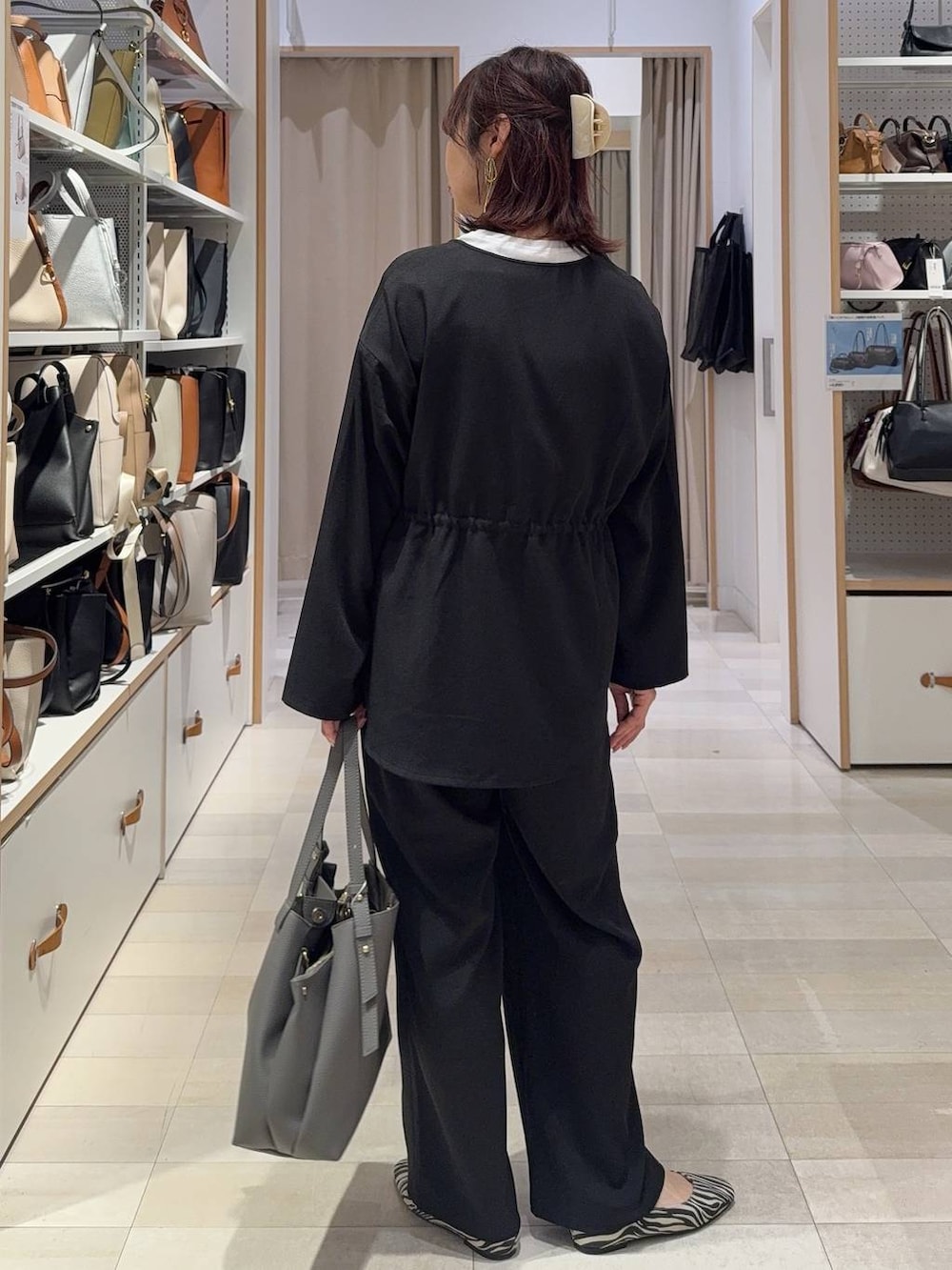 その他のパンプス、グレー系のハンドバッグ、ブラック系のその他パンツを着用したレディースの春コーディネートの4枚目の写真