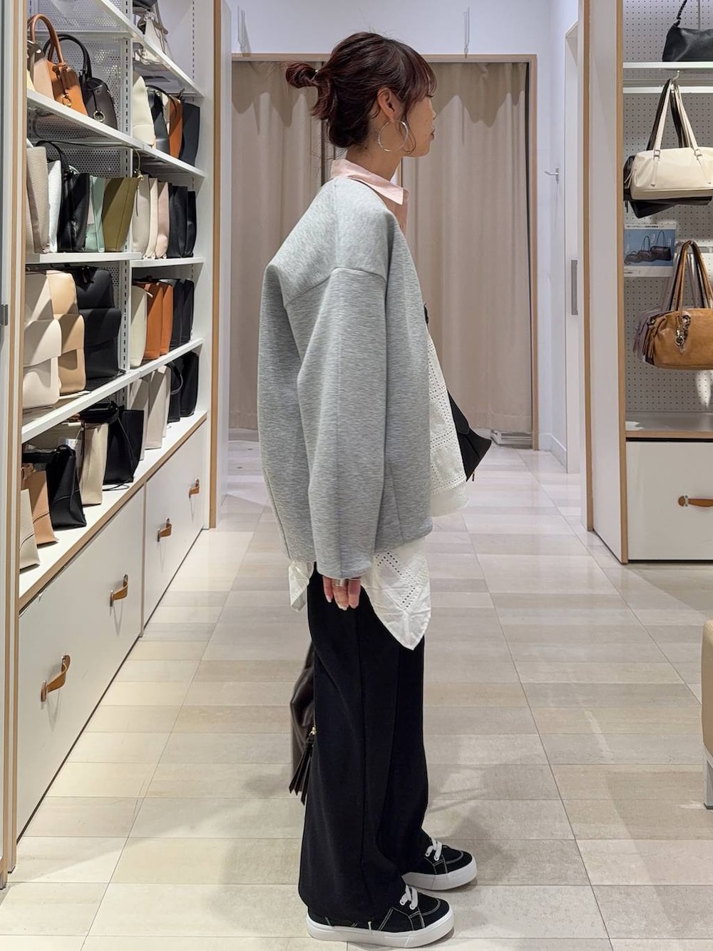 ピンク系のシャツ/ブラウス、ブラック系のその他パンツ、ブラック系のスニーカーを着用したレディースの春コーディネートの6枚目の写真