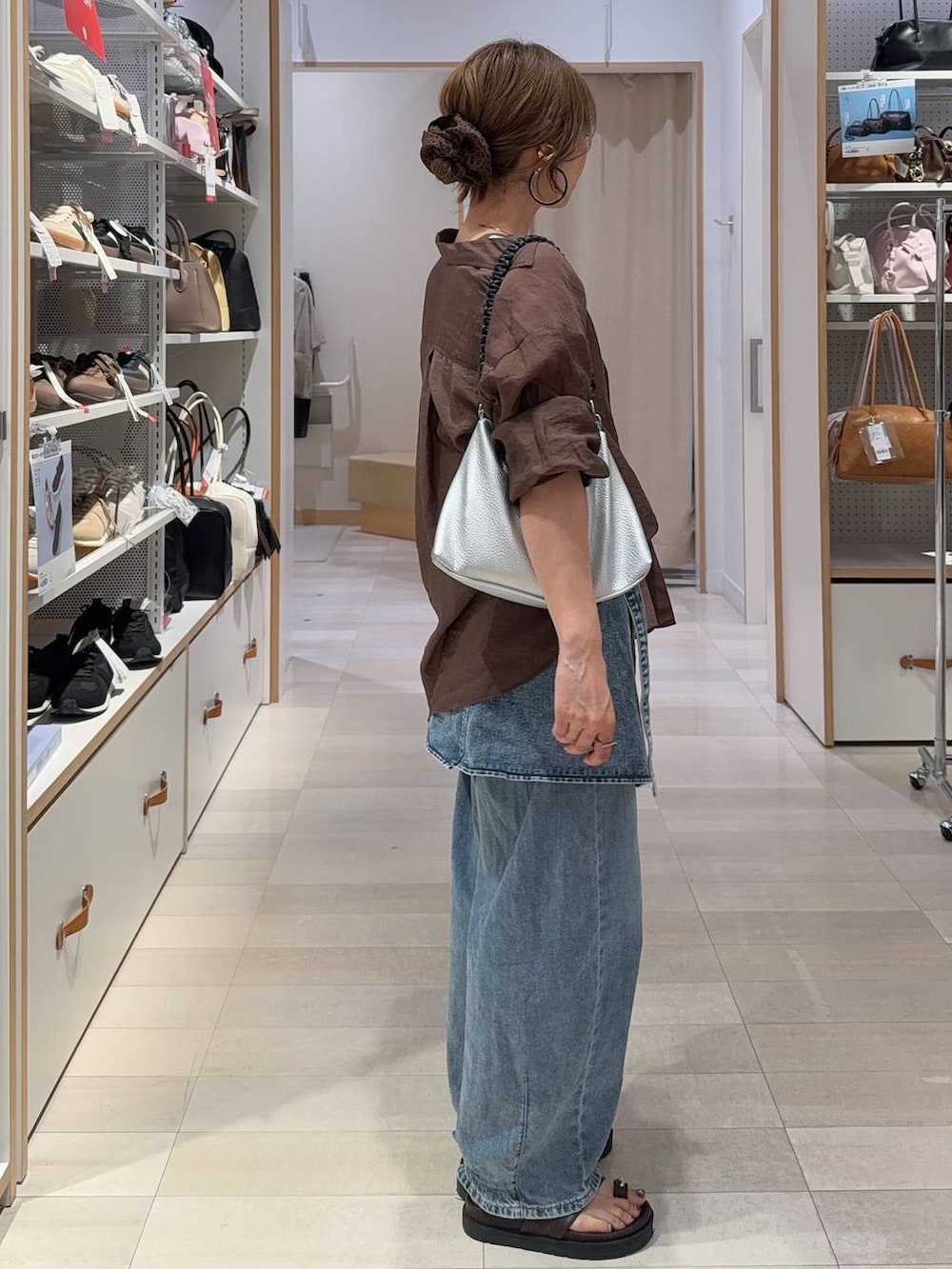 ホワイト系のタンクトップ、ブルー系のデニムパンツ、ブラウン系のシャツ/ブラウスを着用したレディースの夏コーディネートの7枚目の写真