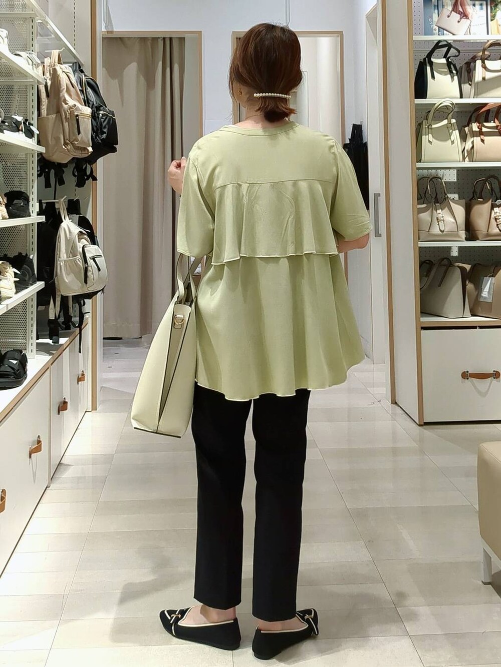 ブラック系のその他パンツ、ホワイト系のトートバッグ、その他のパンプスを着用したレディースの春コーディネートの4枚目の写真