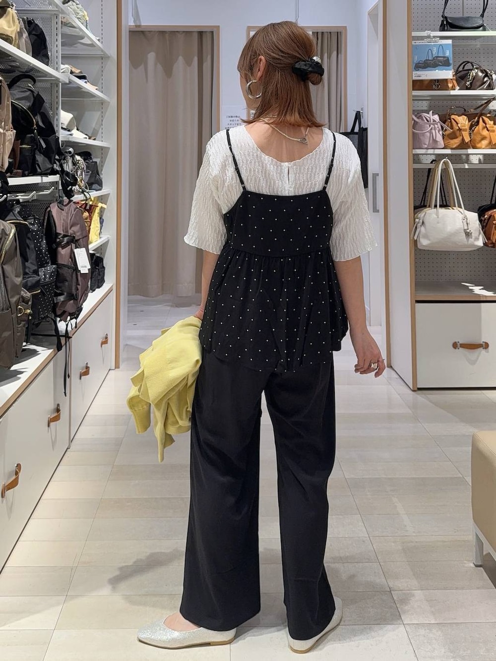 ベージュ系のパンプス、イエロー系のカーディガン/ボレロ、ブラック系のその他パンツを着用したレディースの春コーディネートの8枚目の写真