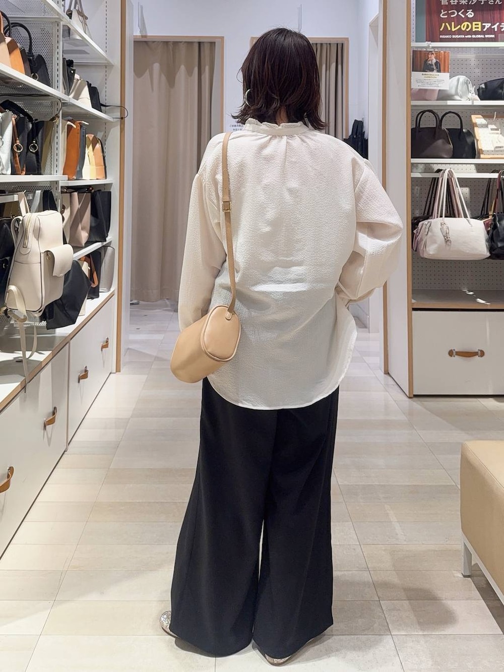 ゴールド系のバレエシューズ、ホワイト系のシャツ/ブラウス、ブラック系のその他パンツを着用したレディースの春コーディネートの6枚目の写真