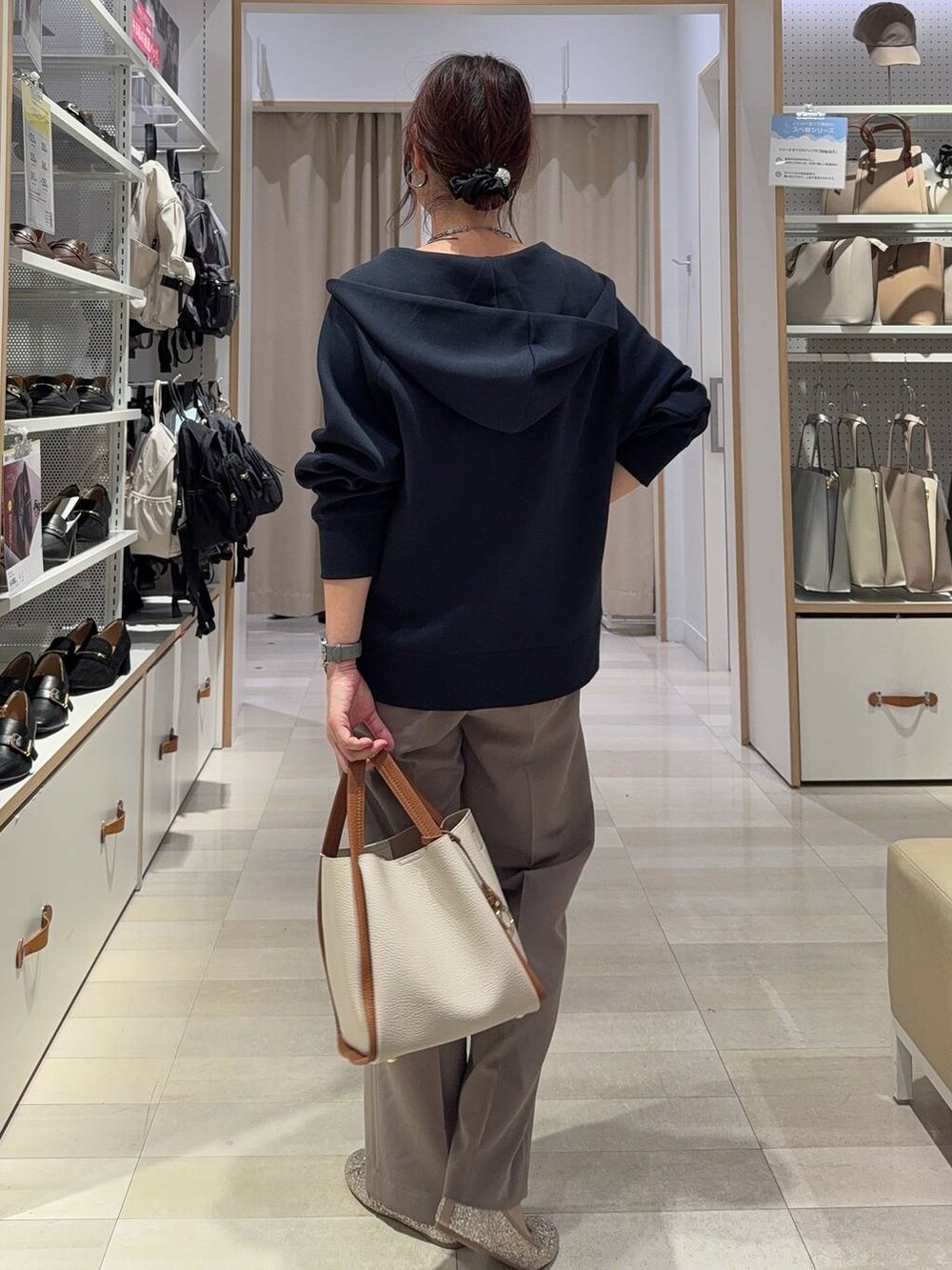 ブラック系のスニーカー、ブラック系のスカート、ホワイト系のTシャツ/カットソーを着用したレディースの秋コーディネートの6枚目の写真