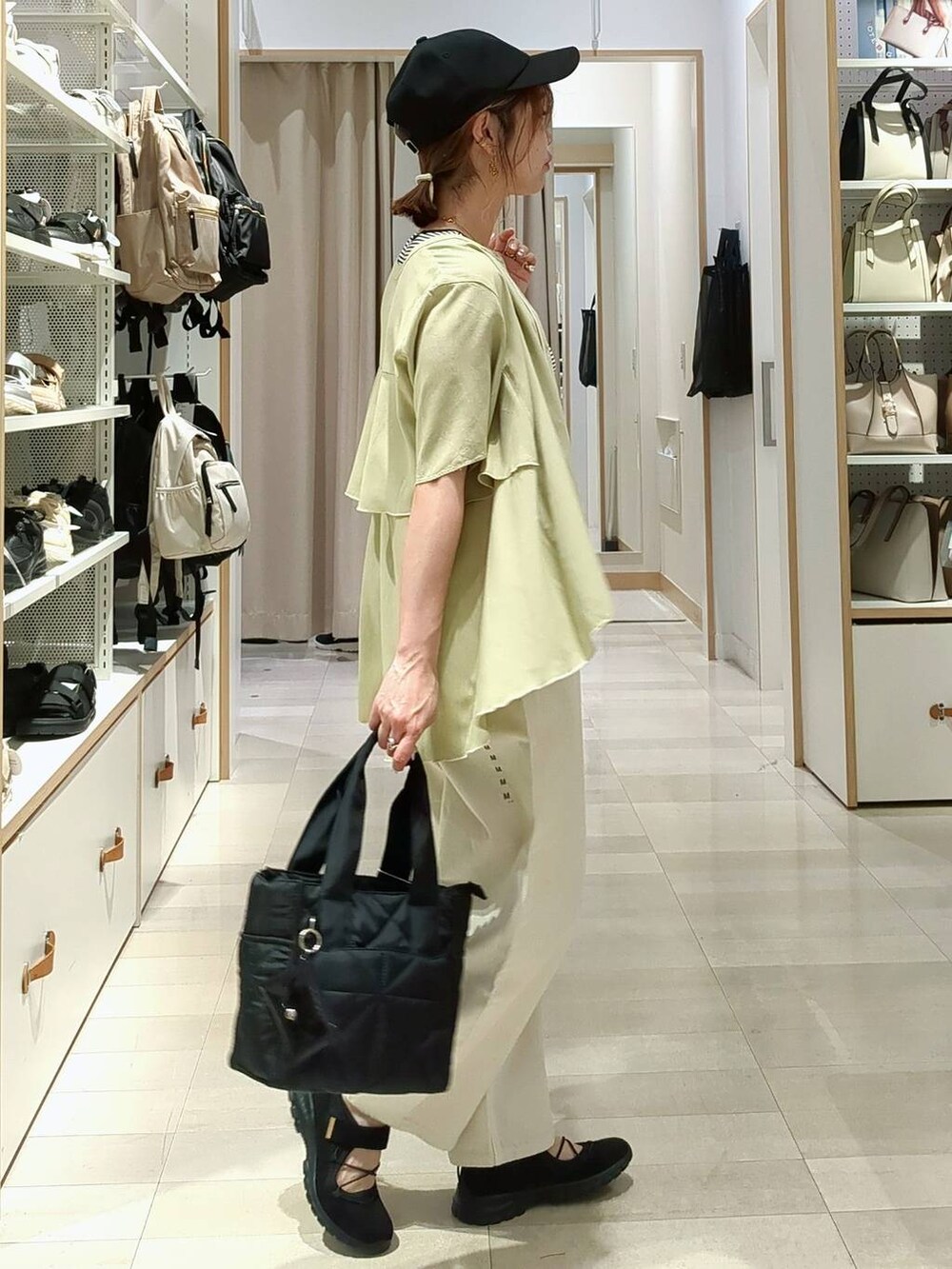 ブラック系のその他パンツ、ホワイト系のトートバッグ、その他のパンプスを着用したレディースの春コーディネートの5枚目の写真