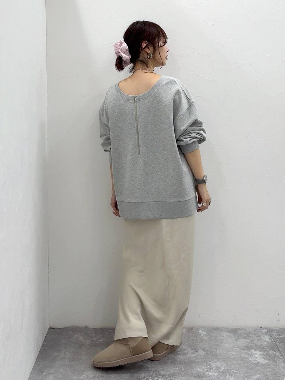 ホワイト系のショルダーバッグ、ブラック系のダウンジャケット/コート、ホワイト系のスカートを着用したレディースの冬コーディネートの9枚目の写真