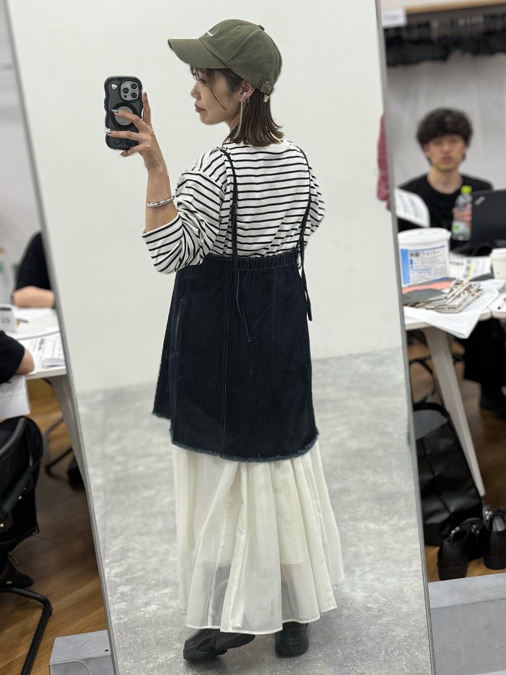 ベージュ系のスカート、ブラック系のその他パンツ、ブラック系のTシャツ/カットソーを着用したレディースの夏コーディネートの3枚目の写真