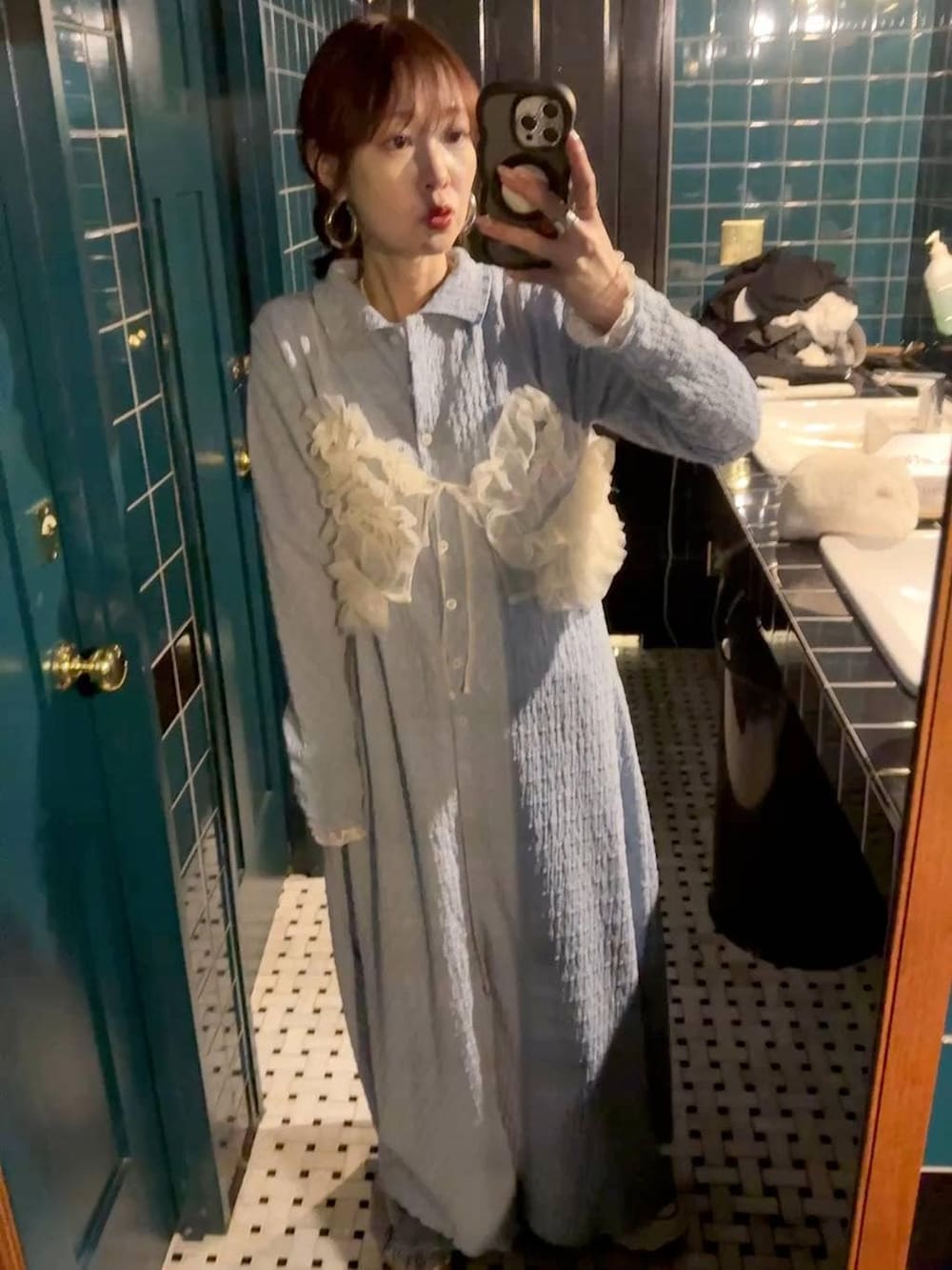 ホワイト系のキャミソール、ブラック系のショルダーバッグ、ホワイト系のTシャツ/カットソーを着用したレディースの冬コーディネートの3枚目の写真