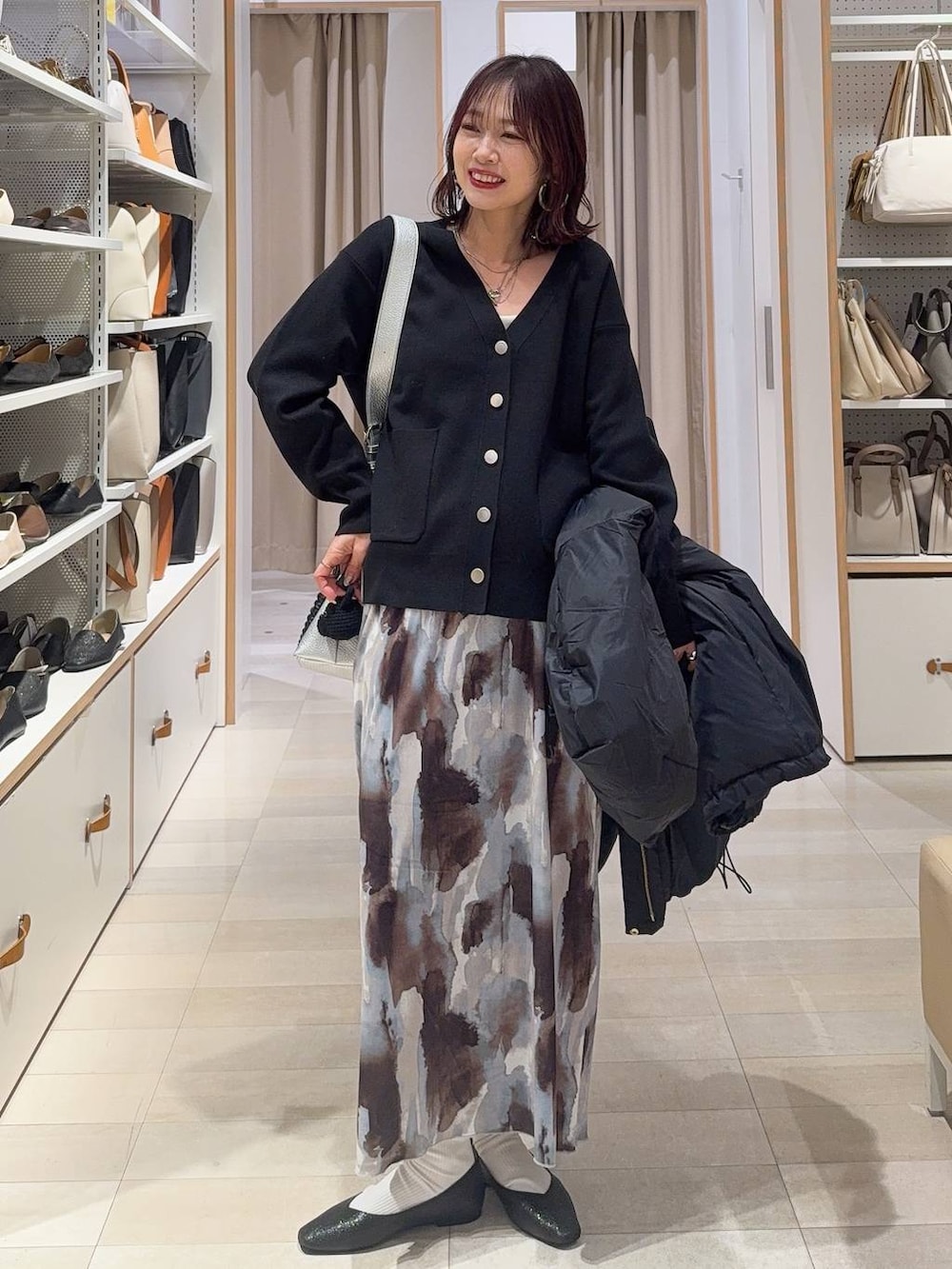 ブラック系のローファー、グレー系のスカート、ブラック系のシャツ/ブラウスを着用したレディースの冬コーディネートの3枚目の写真