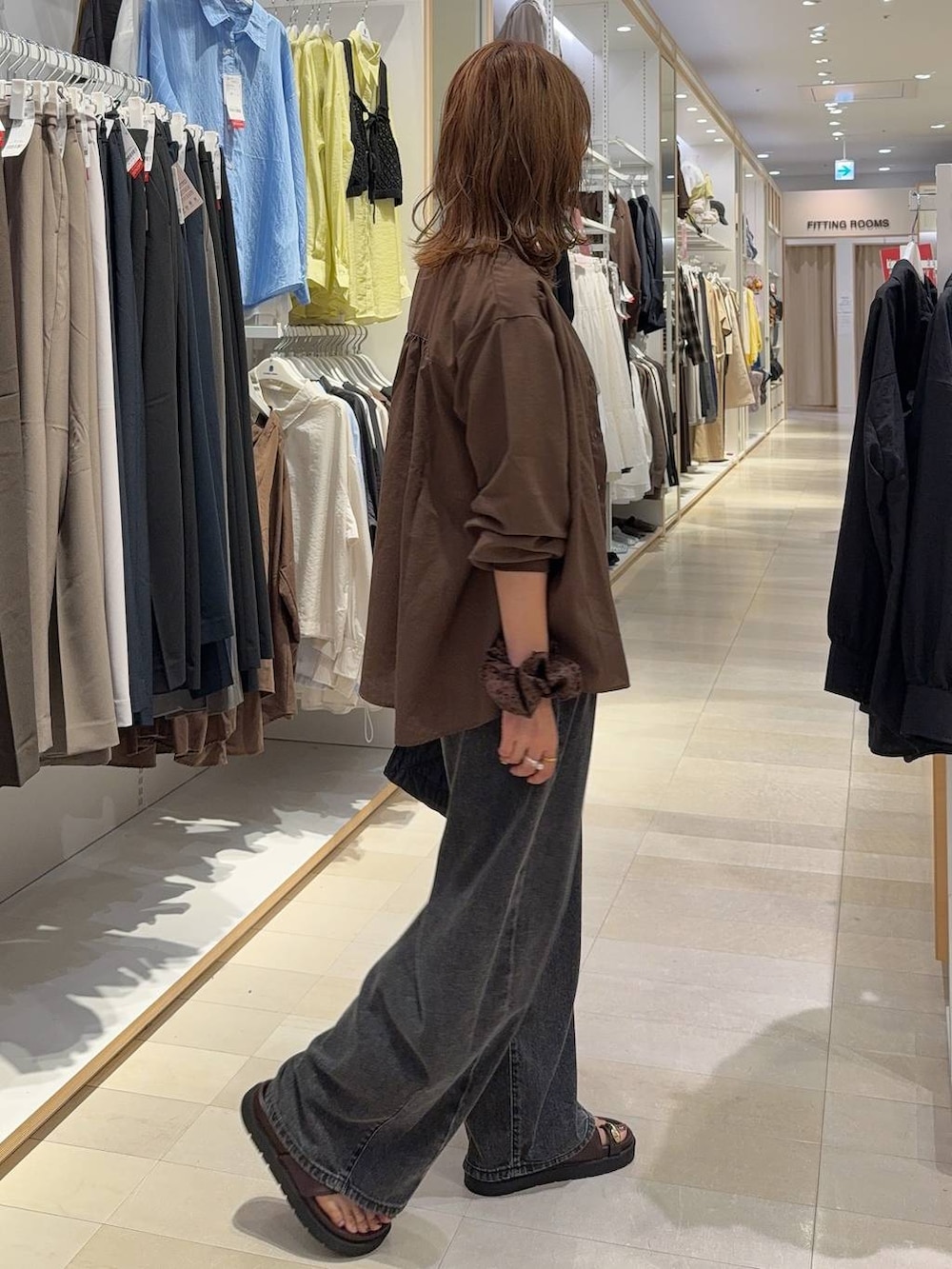 ブラック系のボストンバッグ、ブラック系のデニムパンツ、ホワイト系のTシャツ/カットソーを着用したレディースの夏コーディネートの4枚目の写真