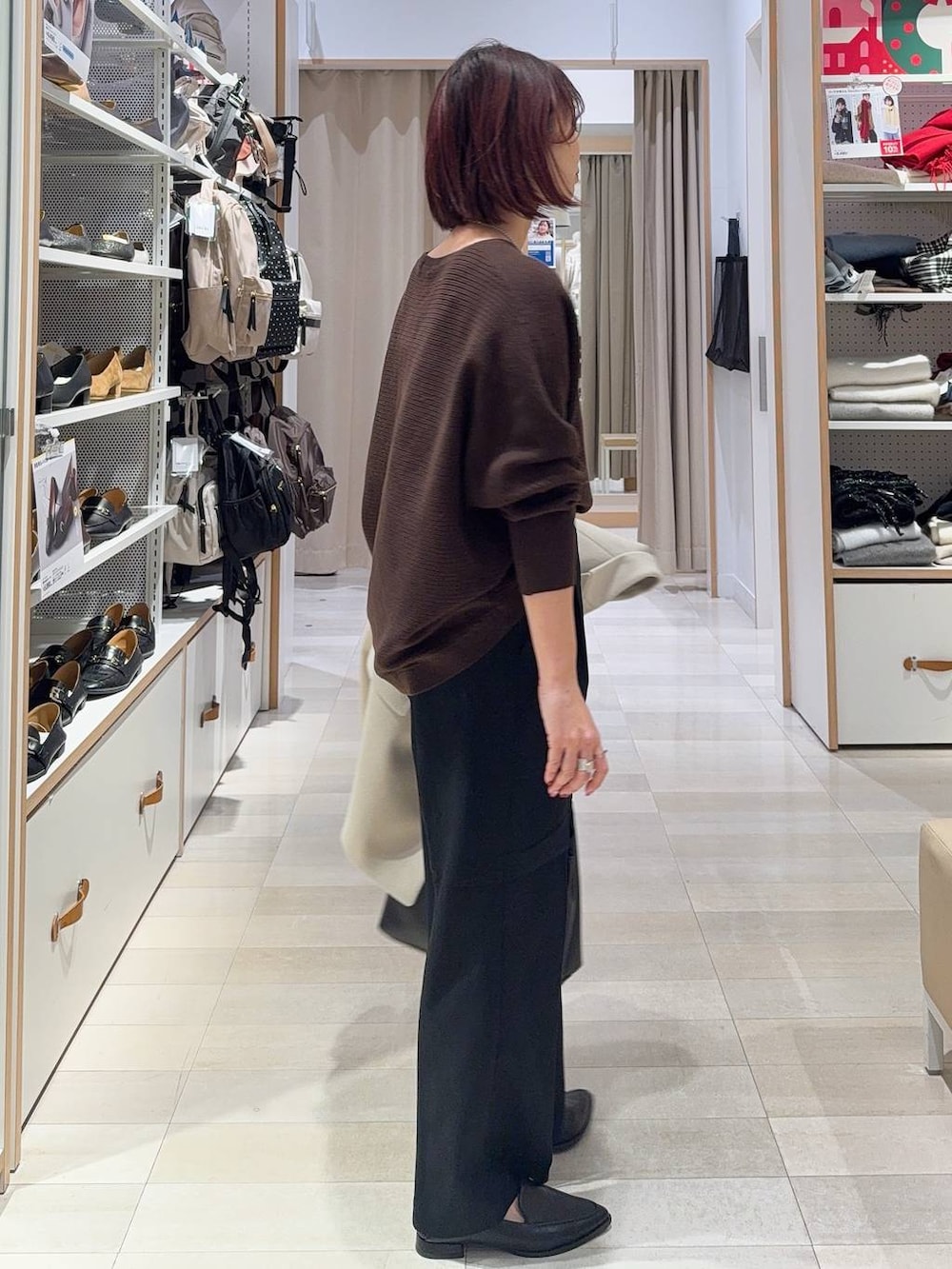 ブラック系のその他パンツ、ブラック系のパンプス、ベージュ系のテーラードジャケットを着用したレディースの冬コーディネートの8枚目の写真