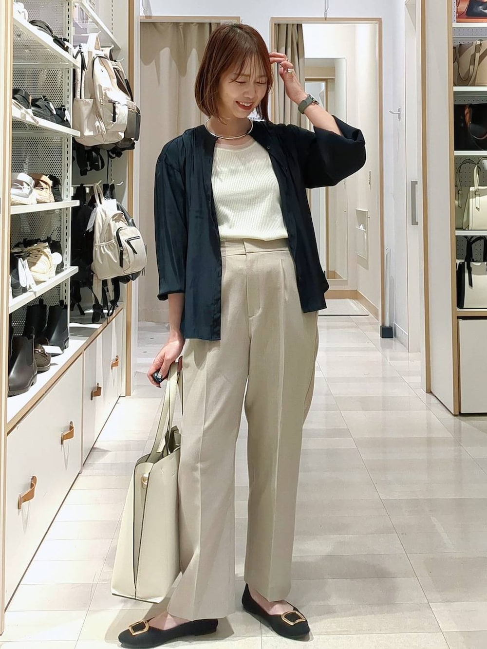ブルー系のシャツ/ブラウス、ブルー系のその他パンツ、ホワイト系のトートバッグを着用したレディースの春コーディネートの3枚目の写真