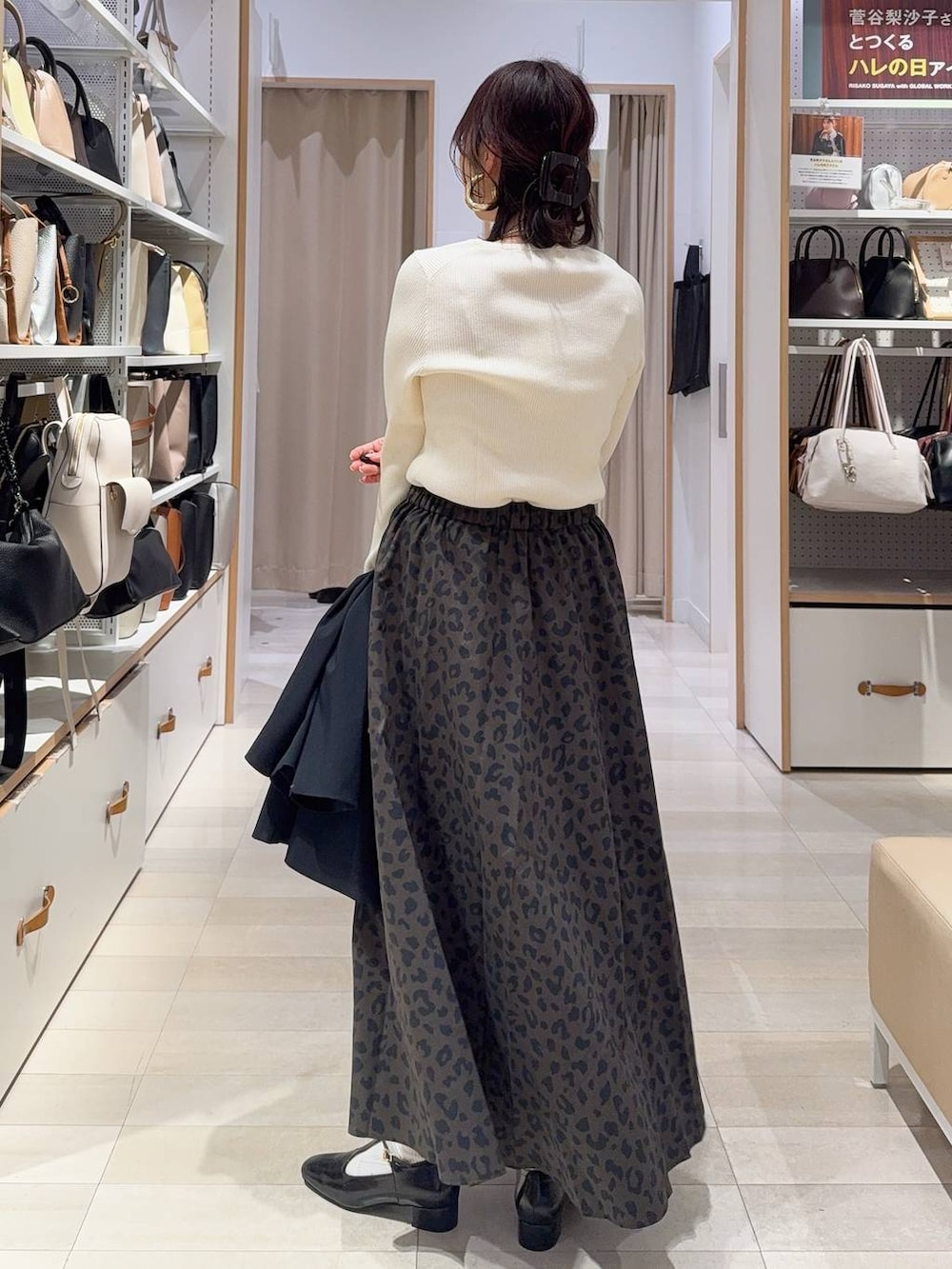 ブラウン系のショルダーバッグ、ブルー系のテーラードジャケット、その他のスカートを着用したレディースの冬コーディネートの8枚目の写真