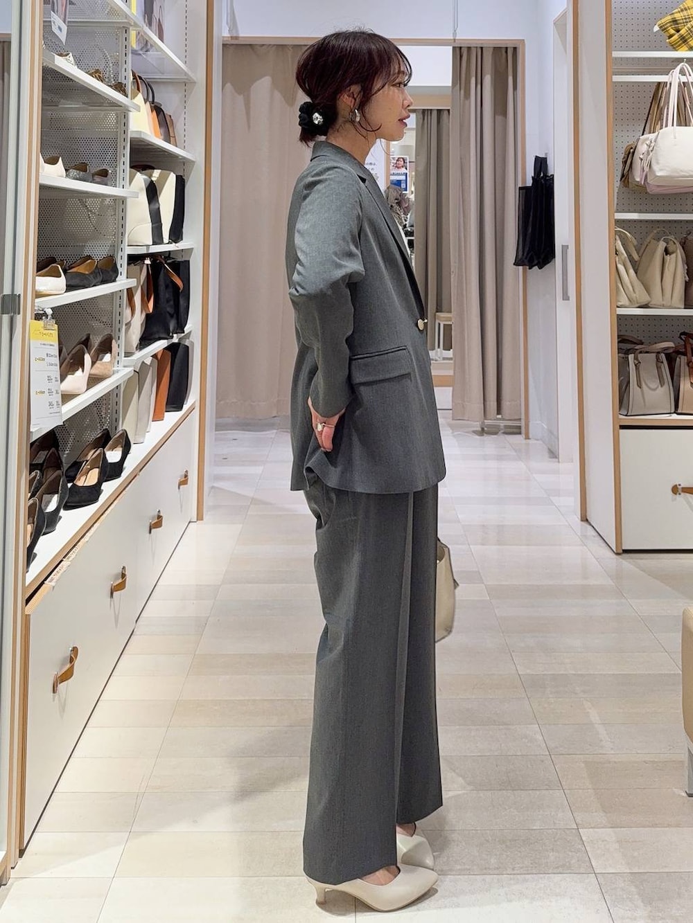 ブラック系のパンプス、グレー系のスラックス、グレー系のテーラードジャケットを着用したレディースの冬コーディネートの4枚目の写真
