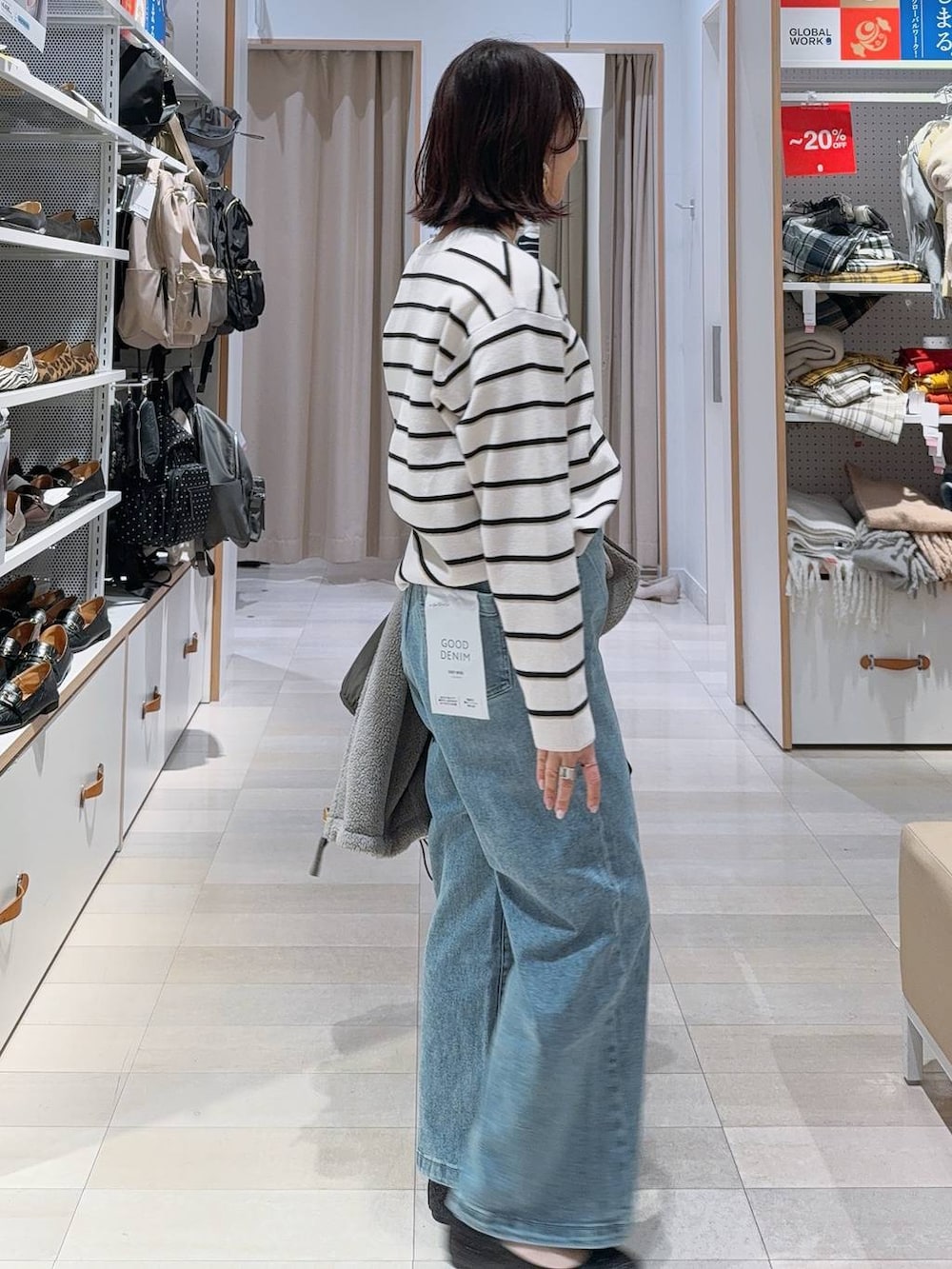 ブラック系のバレエシューズ、グレー系のブルゾン、ブルー系のデニムパンツを着用したレディースの冬コーディネートの7枚目の写真