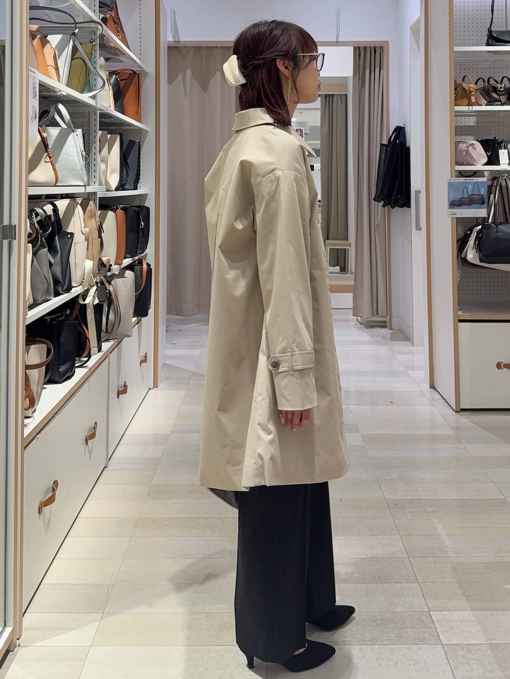 その他のパンプス、ブラック系のスラックス、ベージュ系のステンカラーコートを着用したレディースの春コーディネートの3枚目の写真