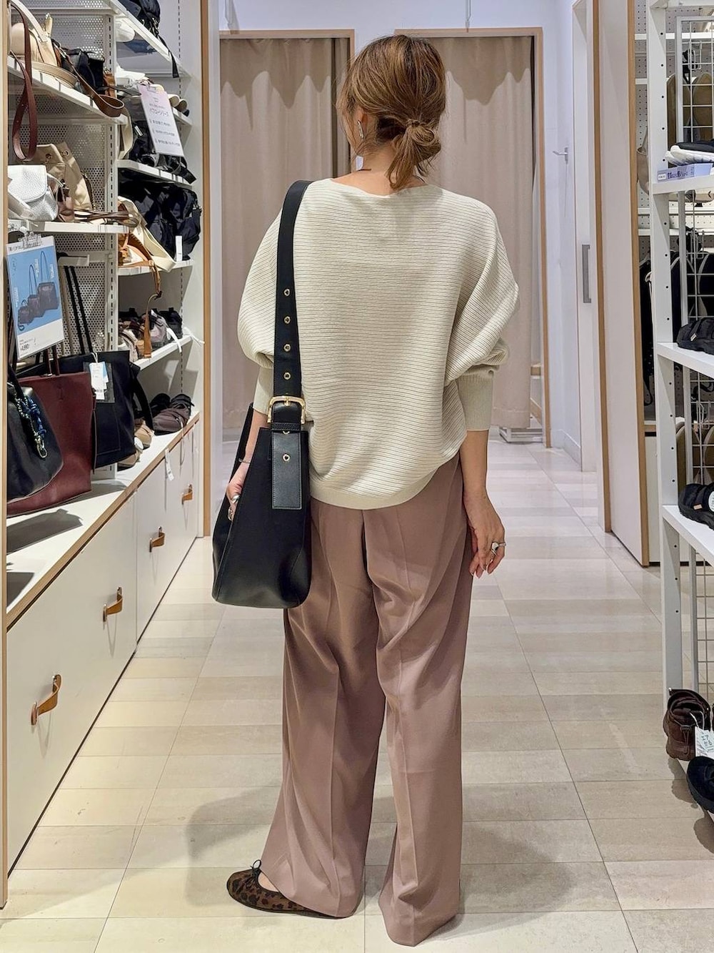 ベージュ系のその他パンツ、その他のバレエシューズ、ブラック系のショルダーバッグを着用したレディースの秋コーディネートの5枚目の写真