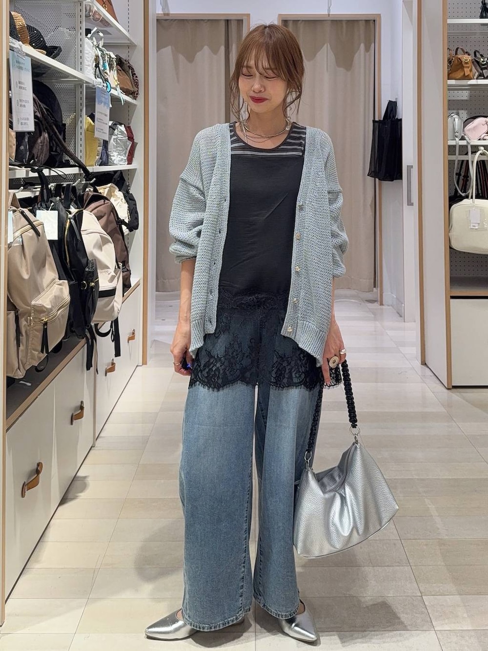 ホワイト系のTシャツ/カットソー、ブルー系のデニムパンツ、ブラウン系のキャミソールを着用したレディースの春コーディネートの3枚目の写真