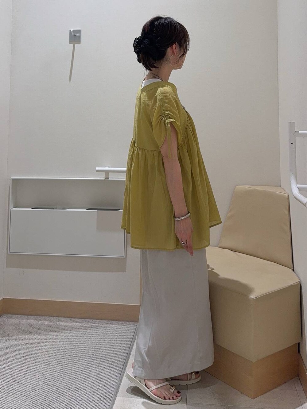 ホワイト系のタンクトップ、グレー系のスカート、イエロー系のシャツ/ブラウスを着用したレディースの夏コーディネートの3枚目の写真