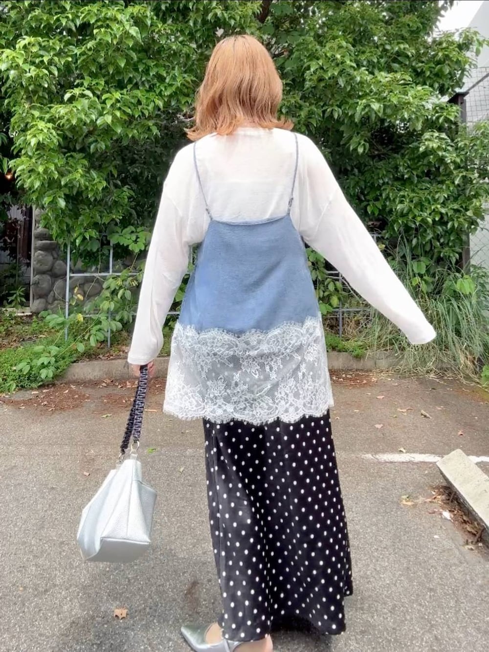 シルバー系のパンプス、ブラック系のスカート、ホワイト系のTシャツ/カットソーを着用したレディースの春コーディネートの3枚目の写真