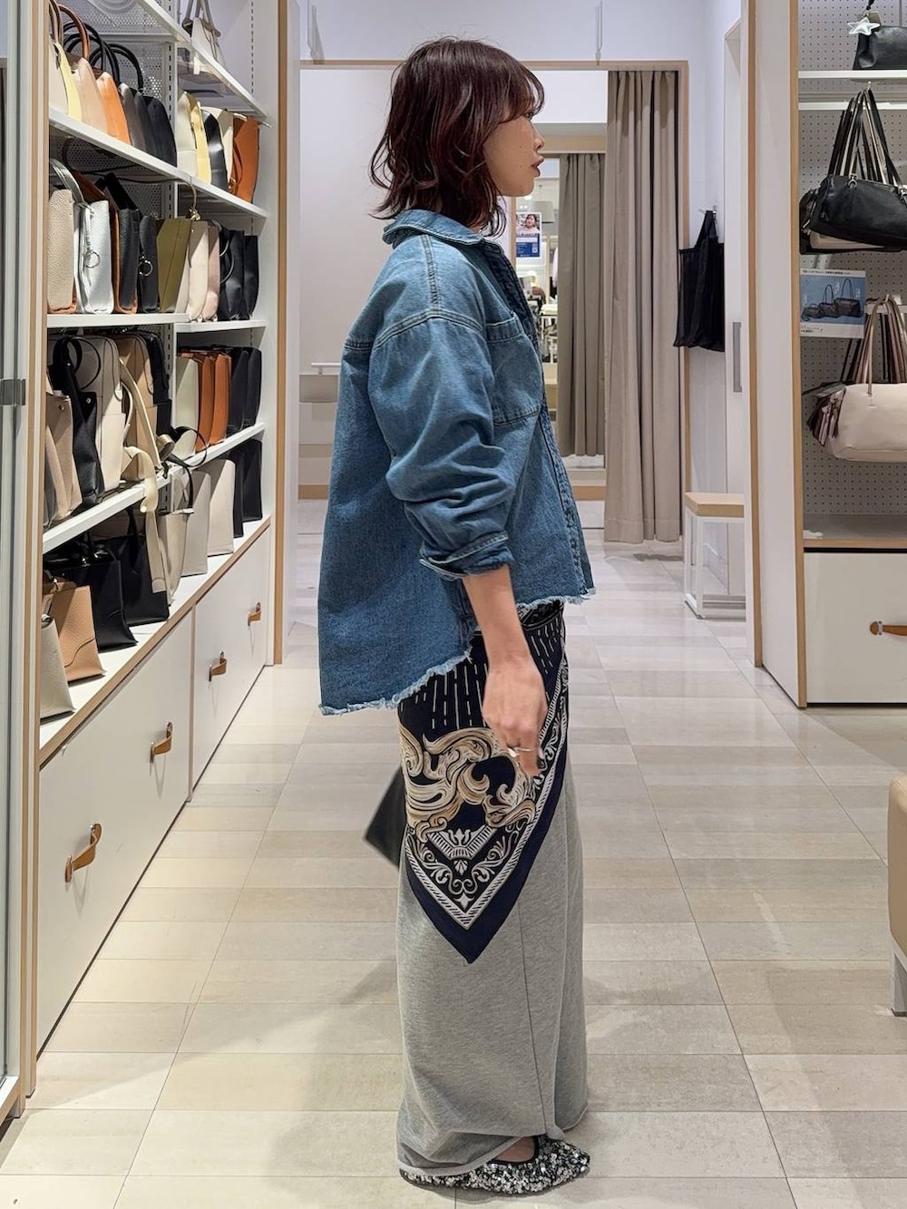 ブラック系のタンクトップ、ブルー系のシャツ/ブラウス、グレー系のスウェットパンツを着用したレディースの春コーディネートの7枚目の写真