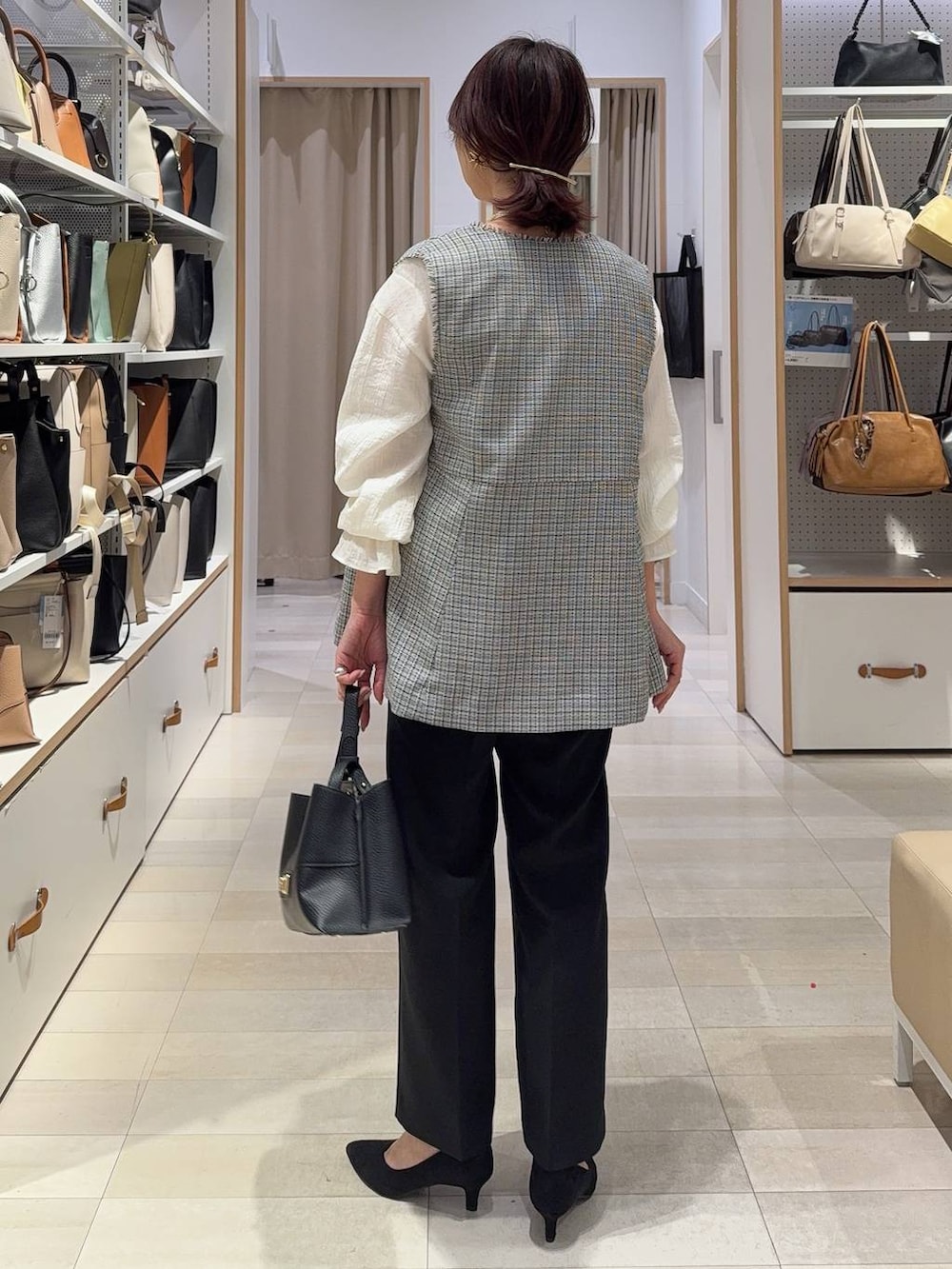 その他のパンプス、ホワイト系のその他アウター、ブラック系のその他パンツを着用したレディースの春コーディネートの7枚目の写真