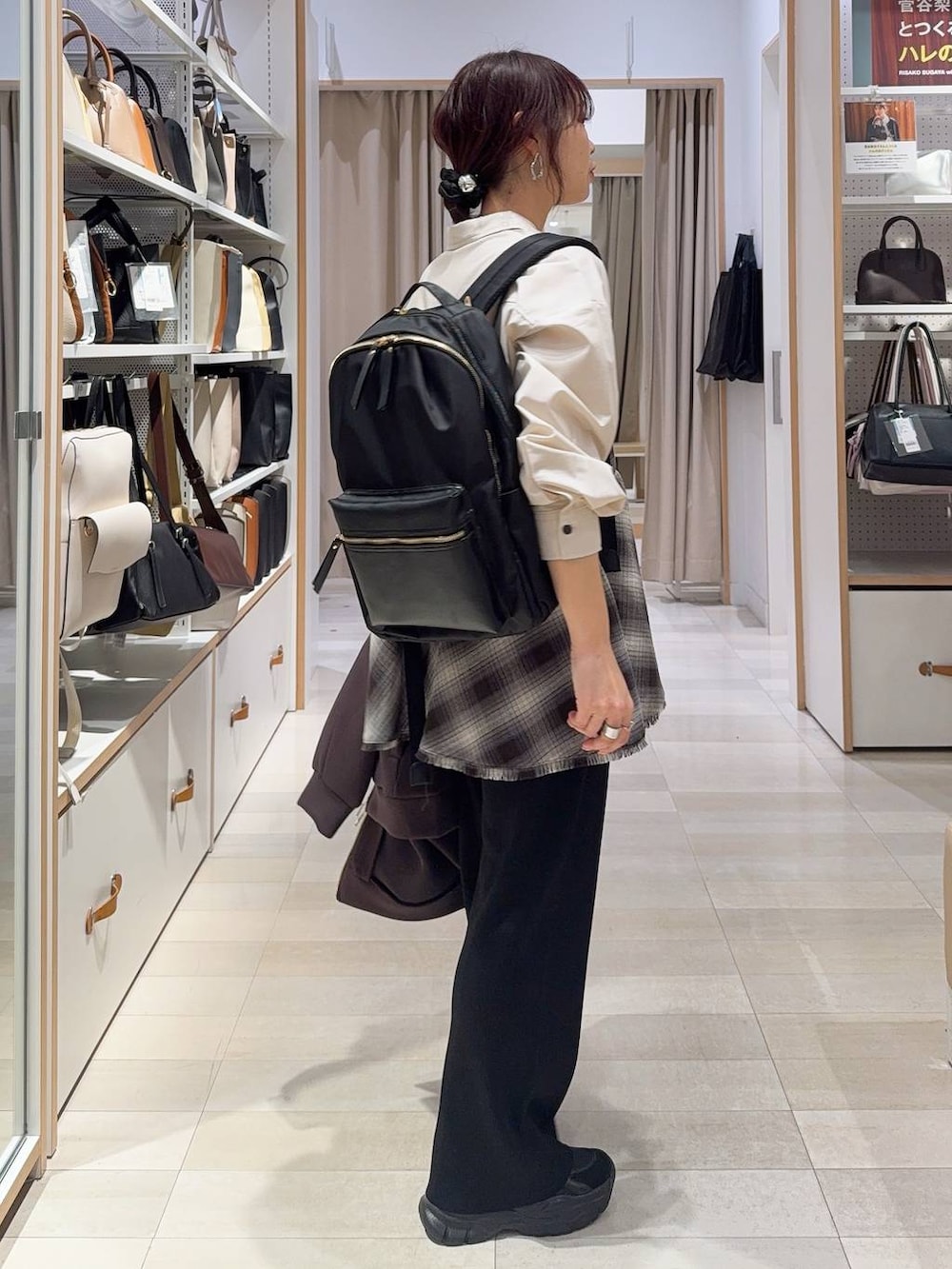 ベージュ系のシャツ/ブラウス、ブラック系のスニーカー、ブラック系のバックパック/リュックを着用したレディースの春コーディネートの5枚目の写真