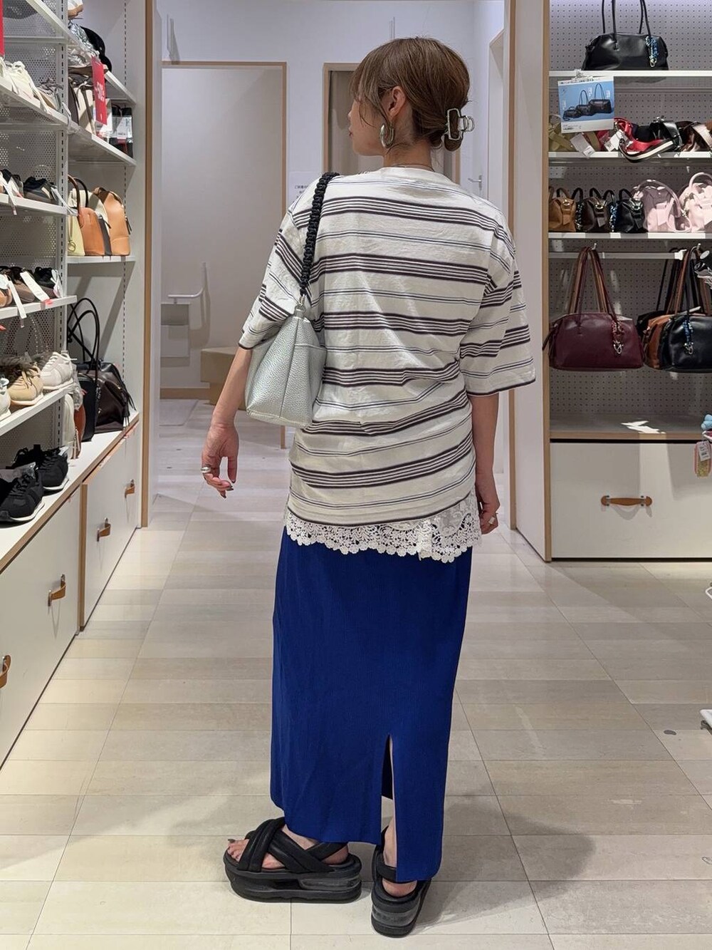 ホワイト系のその他トップス、ブルー系のスカート、ホワイト系のTシャツ/カットソーを着用したレディースの夏コーディネートの9枚目の写真