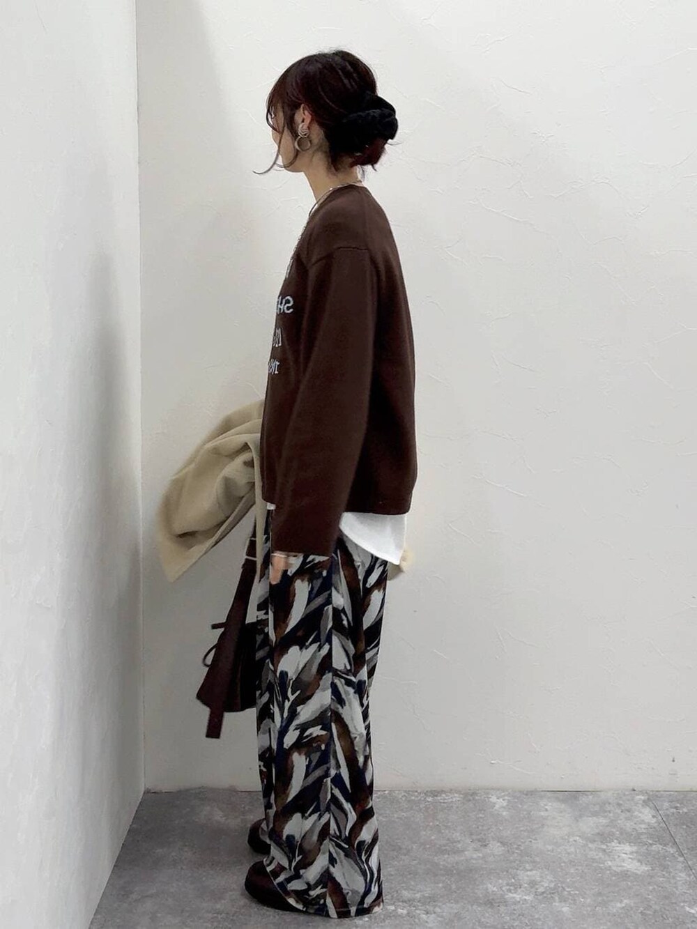 ブラウン系のローファー、ホワイト系のTシャツ/カットソー、ホワイト系のブルゾンを着用したレディースの冬コーディネートの5枚目の写真