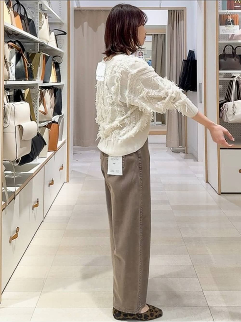 その他のパンプス、ブラック系のブルゾン、ブラウン系のデニムパンツを着用したレディースの冬コーディネートの7枚目の写真