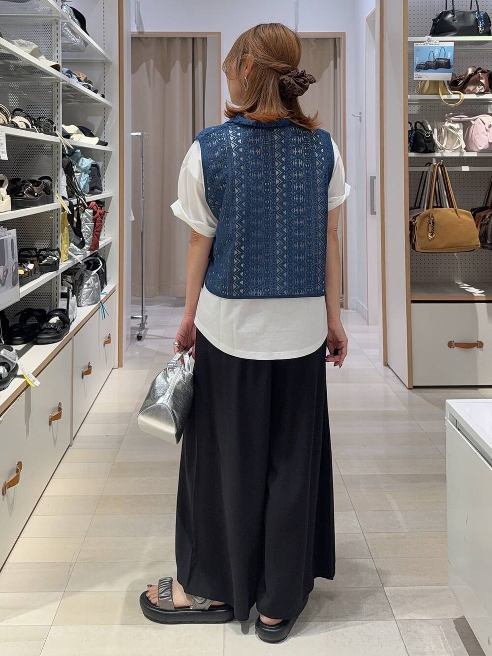 シルバー系のショルダーバッグ、ブラック系のその他パンツ、ホワイト系のTシャツ/カットソーを着用したレディースの夏コーディネートの5枚目の写真