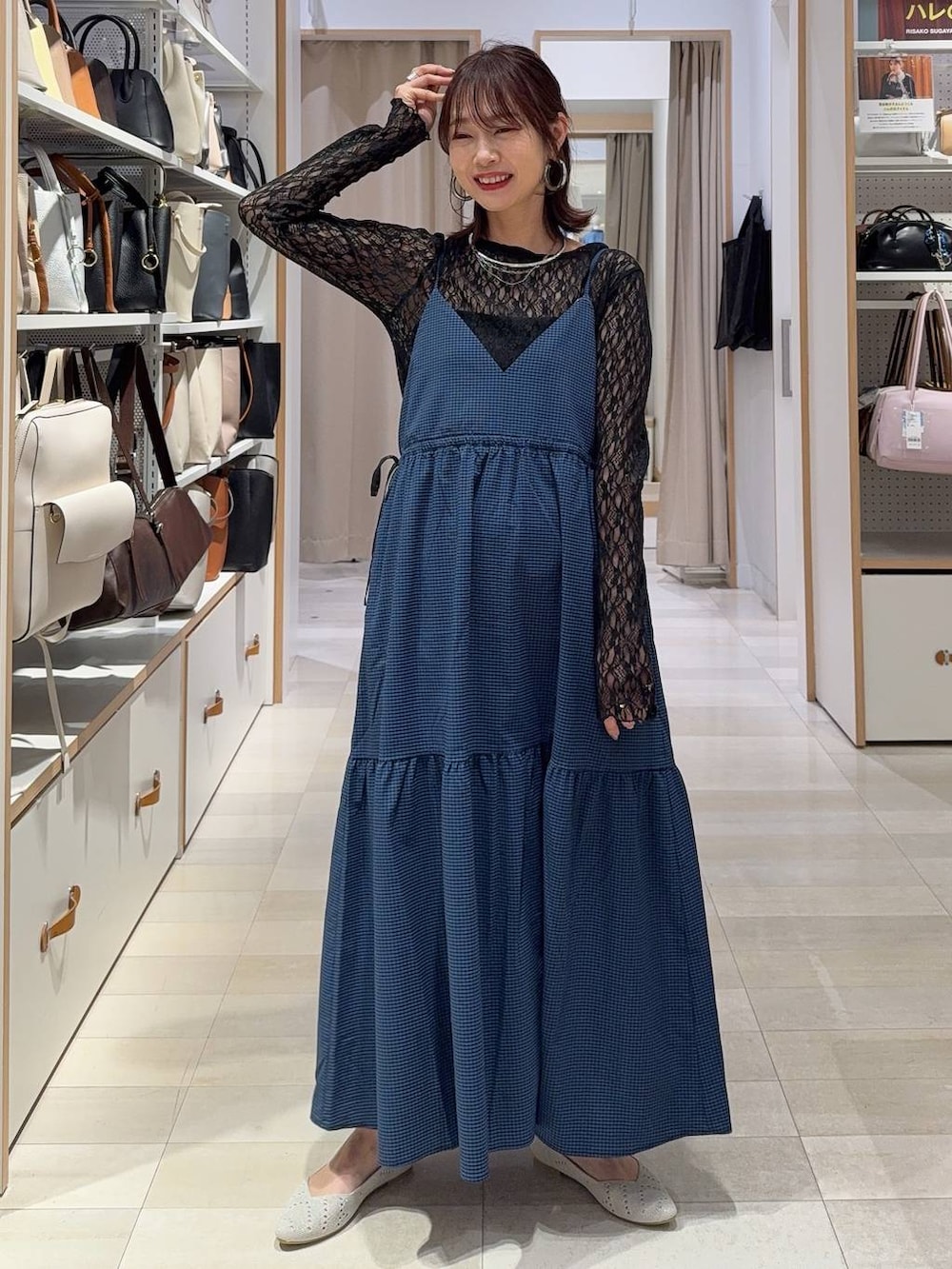 ブラック系のTシャツ/カットソー、ホワイト系のシャツ/ブラウス、シルバー系のパンプスを着用したレディースの春コーディネートの2枚目の写真