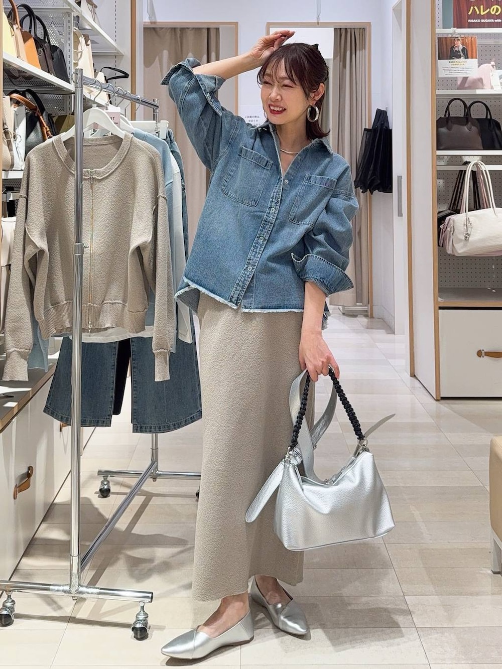 シルバー系のパンプス、ブラック系のキャミソール、ブラック系のその他パンツを着用したレディースの冬コーディネートの5枚目の写真