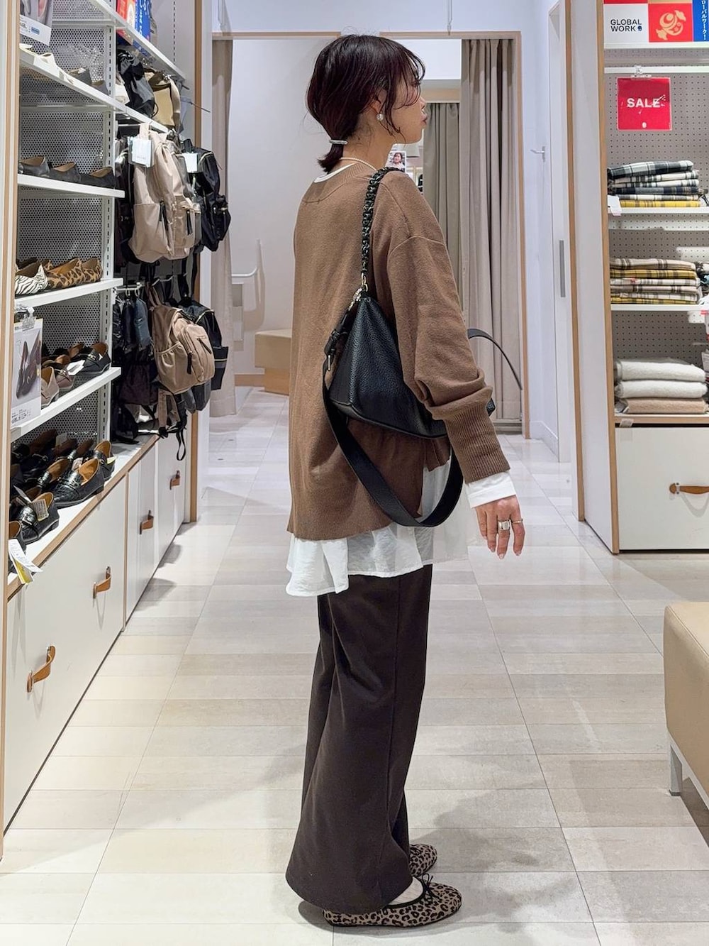 ブルー系のチェスターコート、ホワイト系のTシャツ/カットソー、ブラウン系のその他パンツを着用したレディースの冬コーディネートの8枚目の写真