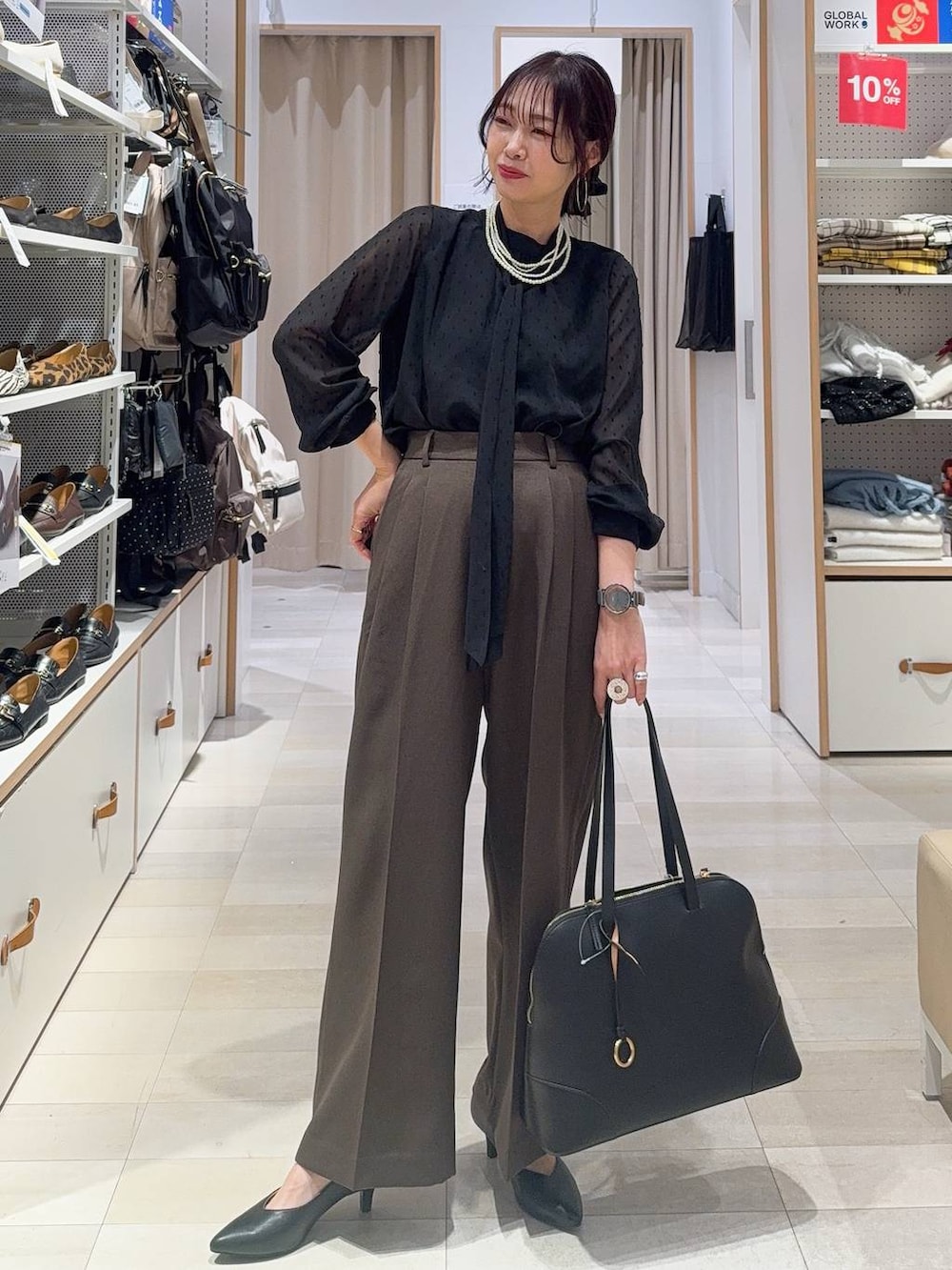 ブラック系のパンプス、ブラック系のシャツ/ブラウス、ブラウン系のテーラードジャケットを着用したレディースの冬コーディネートの2枚目の写真