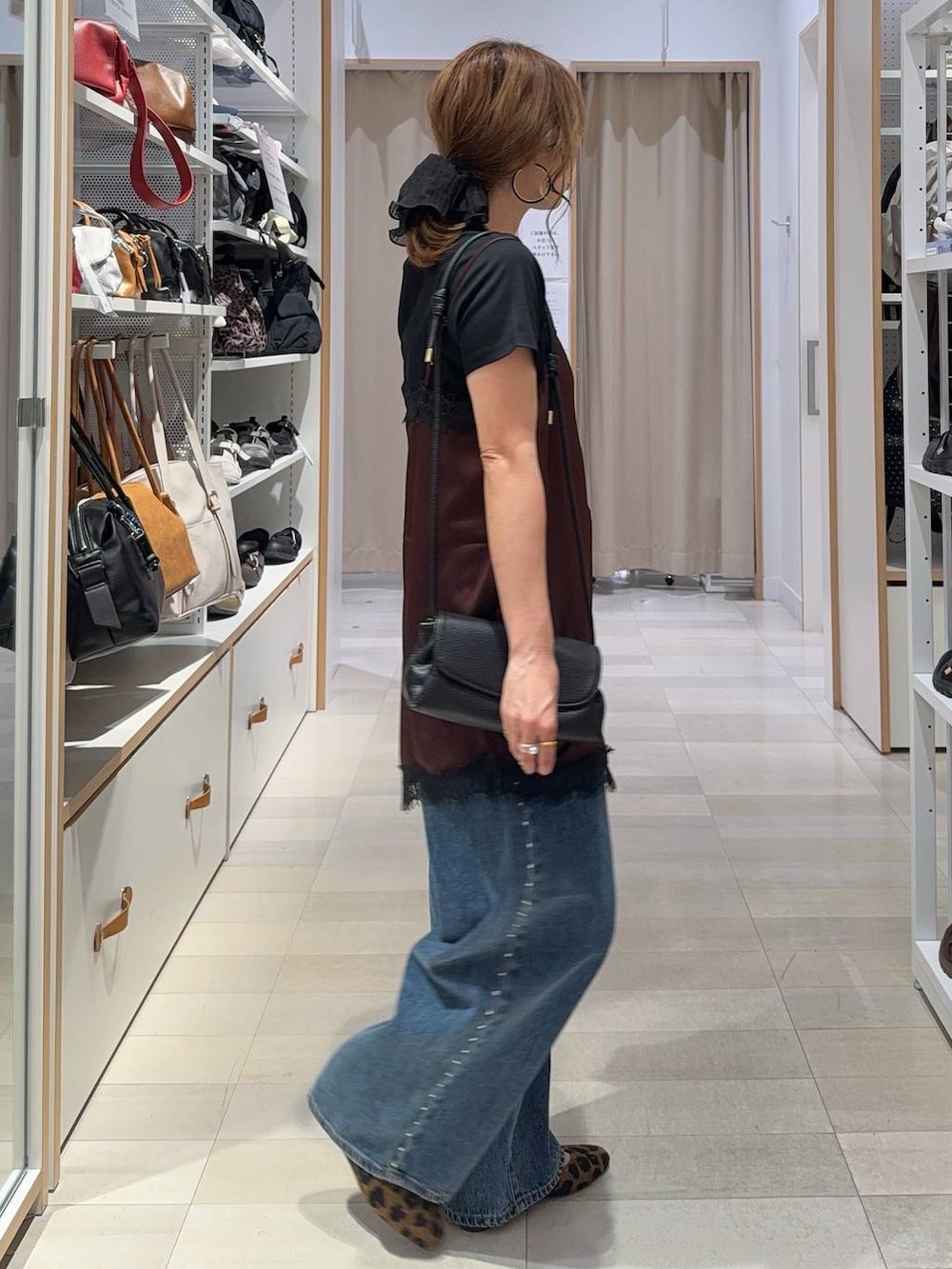 ブルー系のデニムパンツ、ブラウン系のキャミソール、その他のパンプスを着用したレディースの夏コーディネートの4枚目の写真