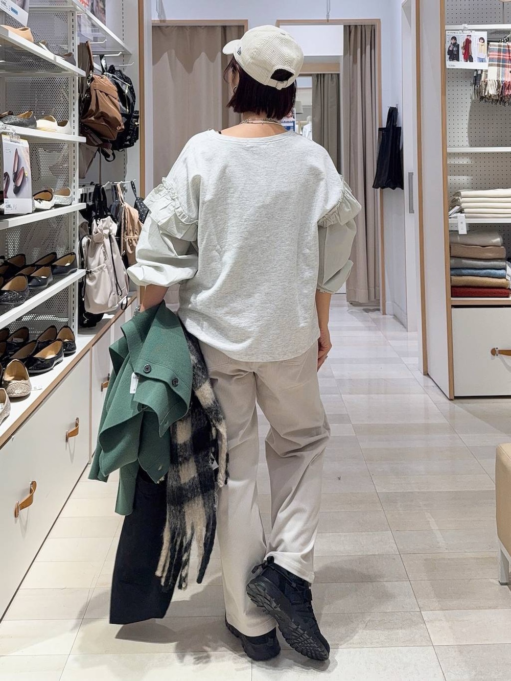 グリーン系のカーディガン/ボレロ、グレー系のその他パンツ、グレー系のトートバッグを着用したレディースの秋コーディネートの8枚目の写真