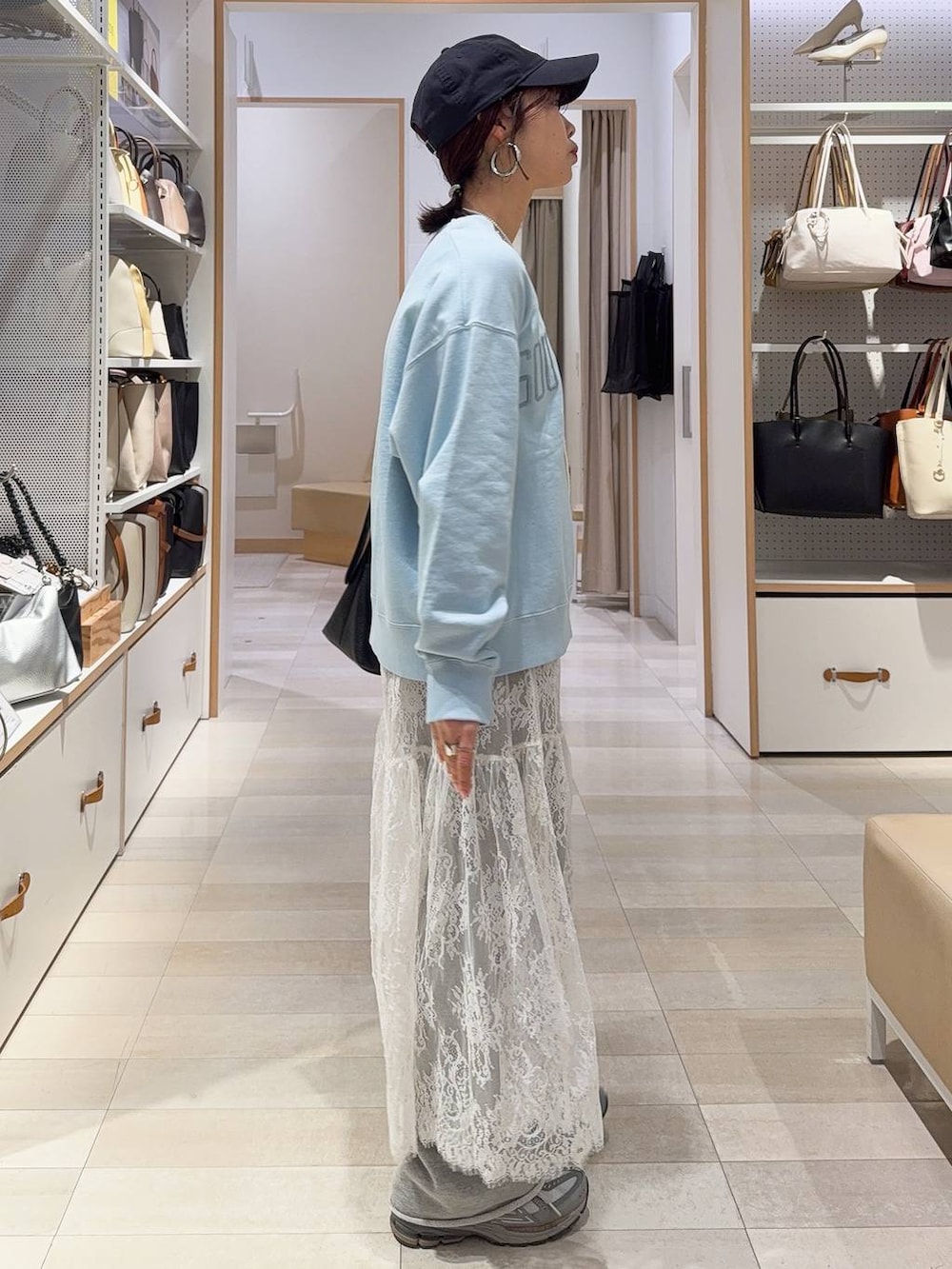 ブルー系のチェスターコート、グレー系のワンピース、ブルー系のスウェットを着用したレディースの冬コーディネートの8枚目の写真