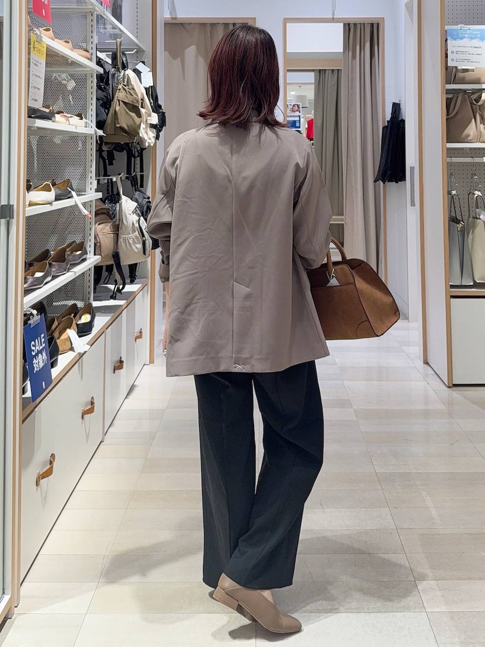 ホワイト系のタンクトップ、ブラック系のその他パンツ、ブラウン系のテーラードジャケットを着用したレディースの秋コーディネートの5枚目の写真