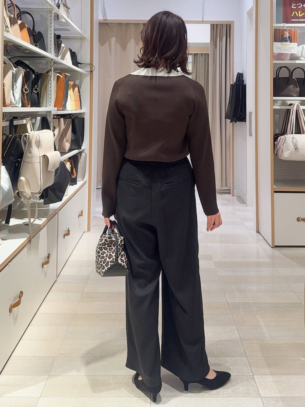 その他のショルダーバッグ、その他のパンプス、ブラウン系のニット/セーターを着用したレディースの春コーディネートの9枚目の写真