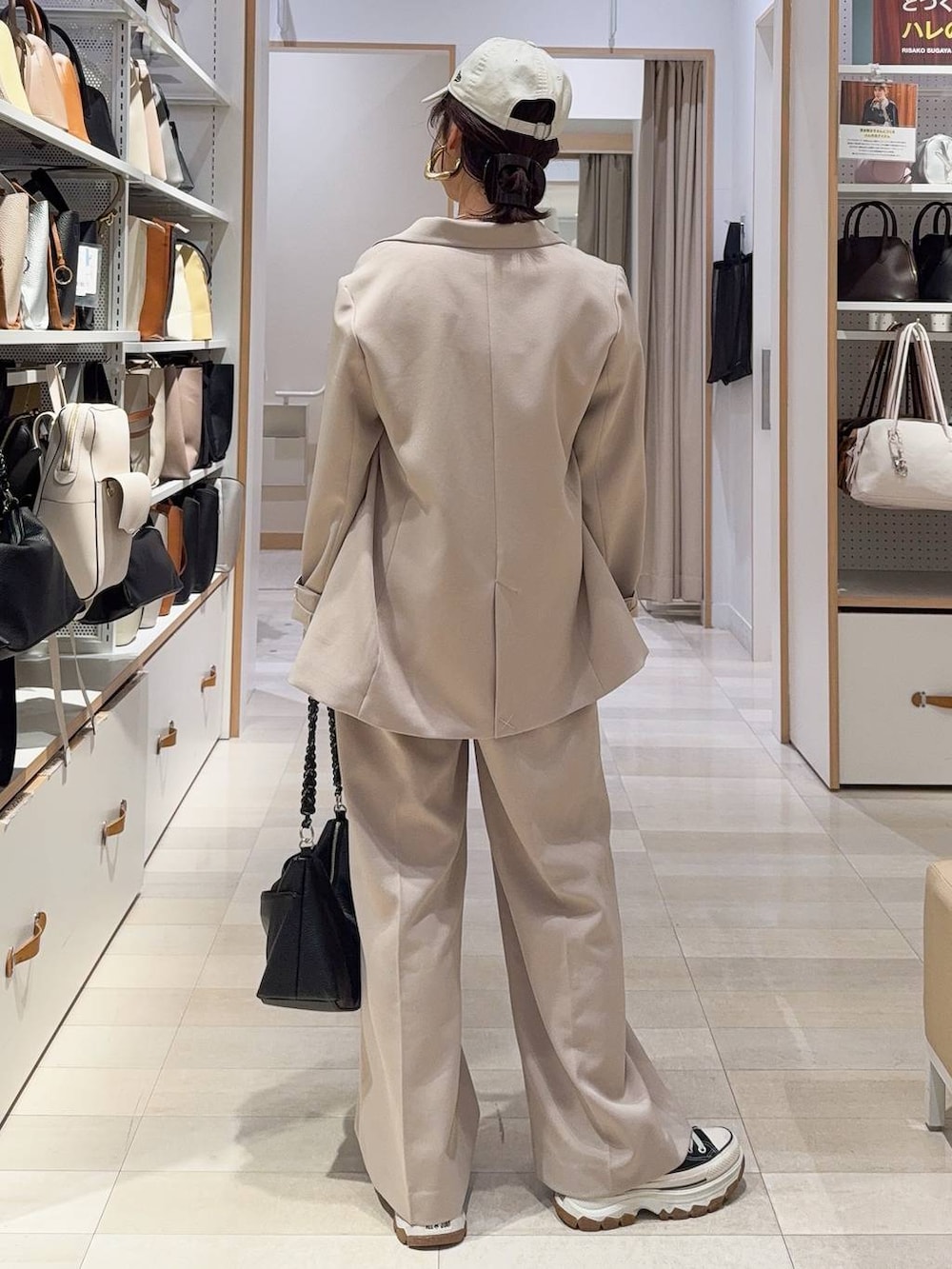 ホワイト系のTシャツ/カットソー、ベージュ系のテーラードジャケット、ベージュ系のその他パンツを着用したレディースの冬コーディネートの9枚目の写真