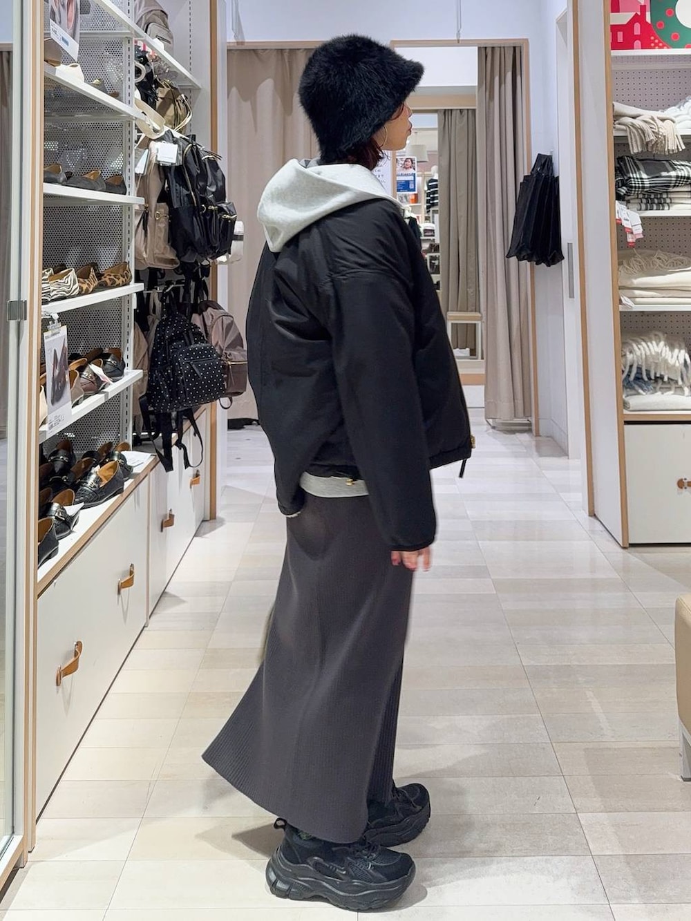 ホワイト系のブルゾン、ブラック系のスニーカー、ホワイト系のTシャツ/カットソーを着用したレディースの冬コーディネートの5枚目の写真