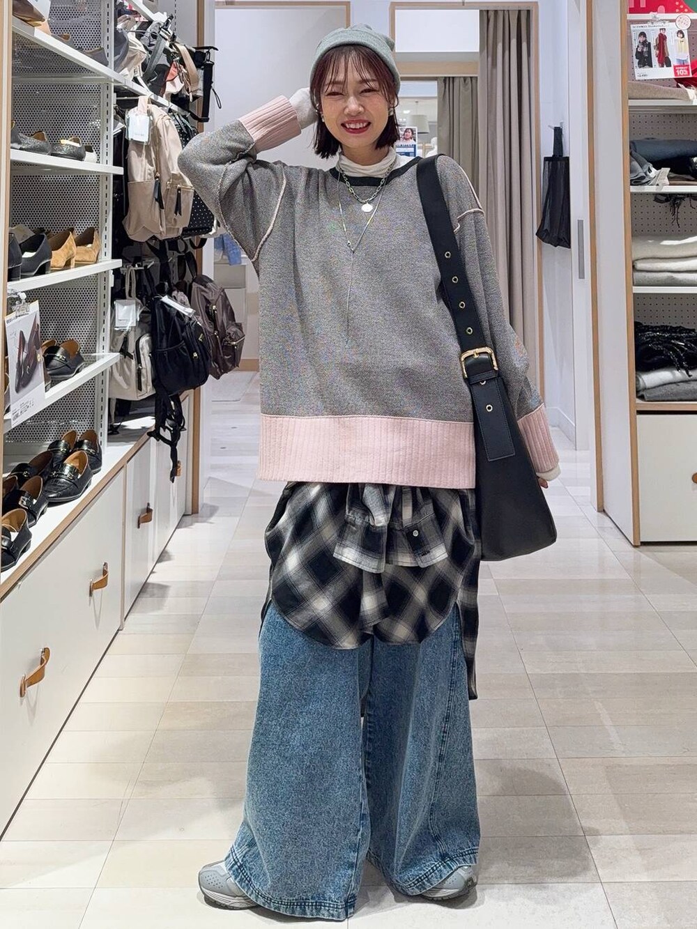 ブラック系のショルダーバッグ、ブラック系のその他アウター、ブラック系のシャツ/ブラウスを着用したレディースの冬コーディネートの4枚目の写真