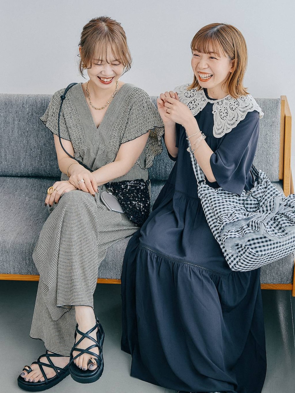 ブラウン系のテーラードジャケット、ブラック系のワンピース、ホワイト系のTシャツ/カットソーを着用したレディースの夏コーディネートの7枚目の写真