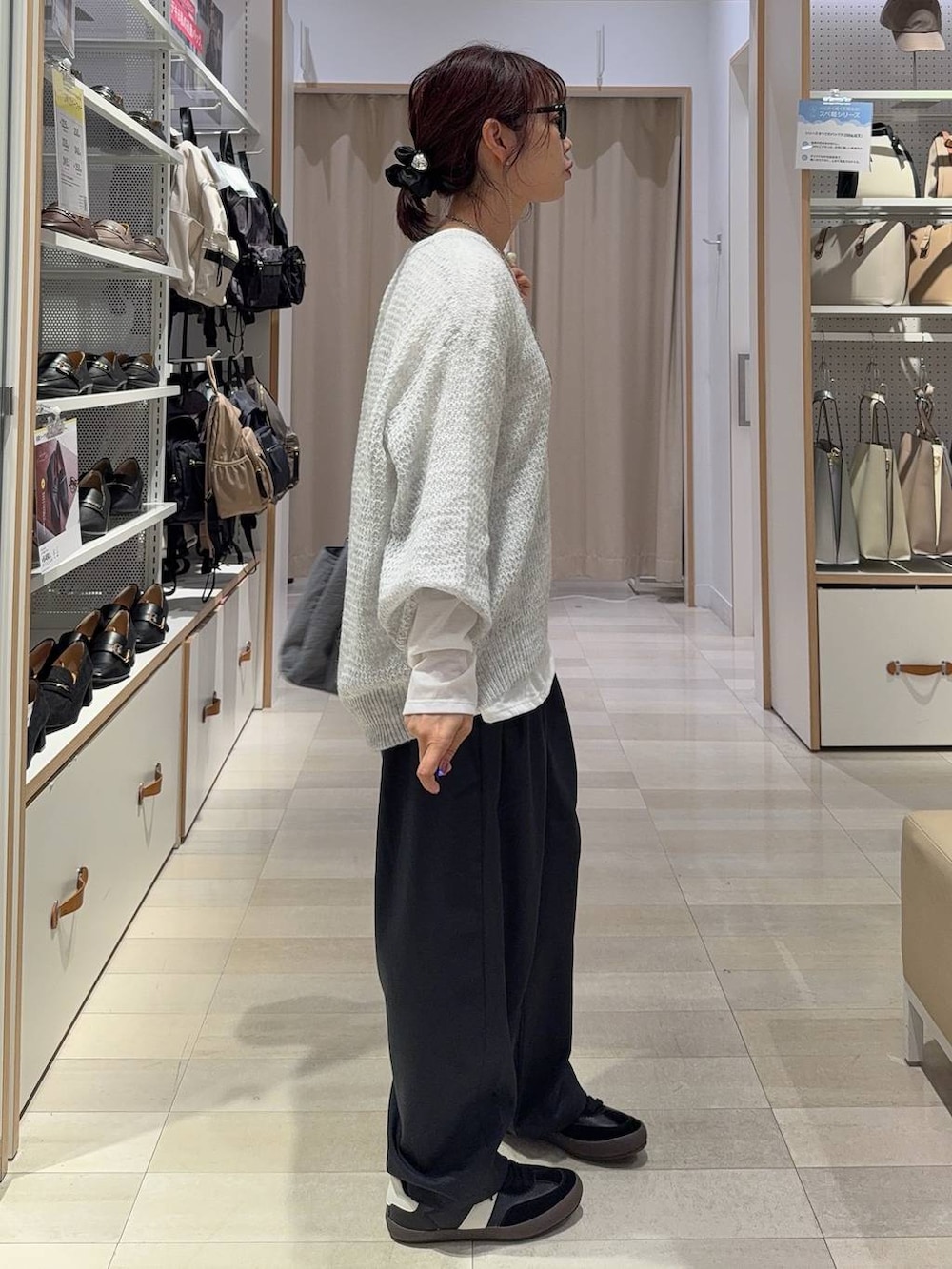 ブラック系のスニーカー、グレー系のトートバッグ、グレー系のニット/セーターを着用したレディースの秋コーディネートの2枚目の写真