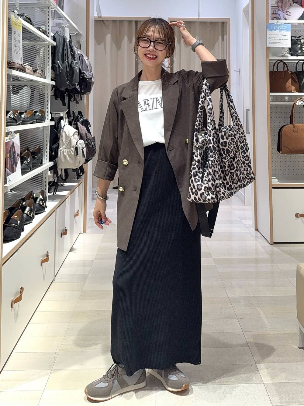 ブラック系のローファー、ホワイト系のキャミソール、ブラウン系のテーラードジャケットを着用したレディースの秋コーディネートの6枚目の写真